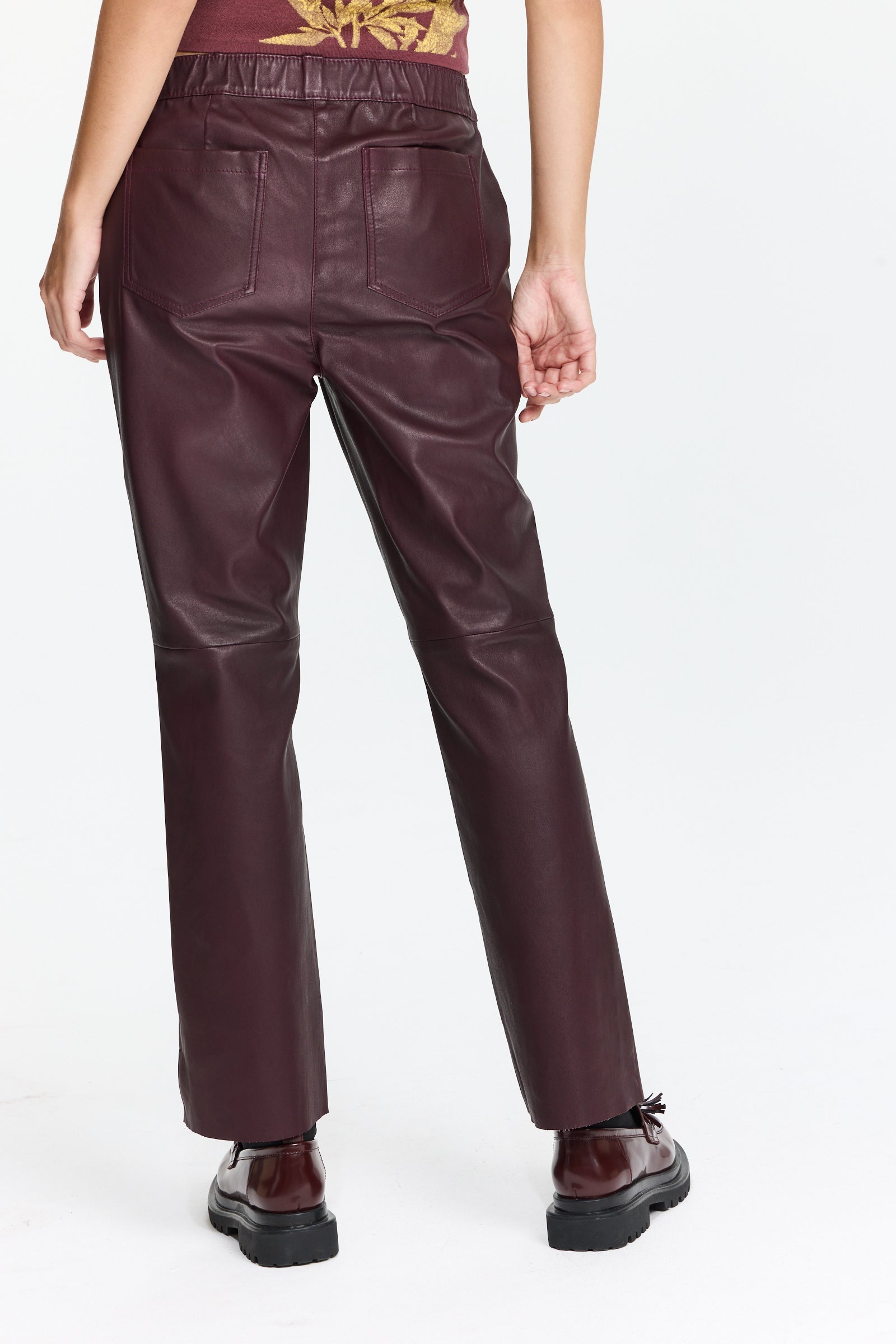 מכנסיי עור עם מותן אלסטית ושני כיסים קדמייםהרכב בד: 100% עור כבשהדוגמנית בגובה 1.75 ולובשת מידה 36 של LOUISA CERANO