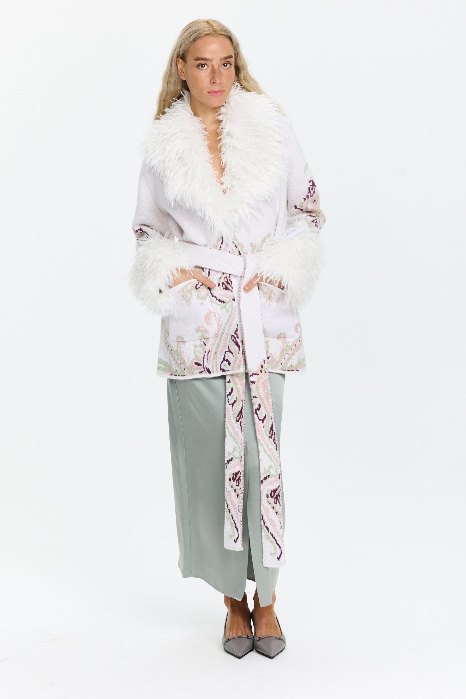 מעיל סרוג בצבע שמנת עם הדפס פייזלי, צווארון, כפתורים קדמיים וחגורה סרוגההרכב הבד: 100% צמרהדוגמנית בגובה 1.75 ולובשת מידה S של Hayley Menzies