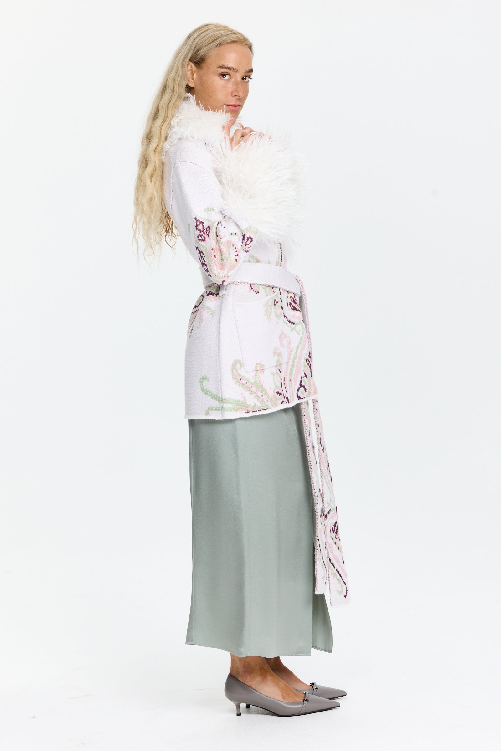 חצאית סאטן באורך מידי ובגזרה ישרה, עם עיטורי כפתורים ושסעהרכב בד: 74% אצטט, 26% ויסקוזההדוגמנית בגובה 1.75 ולובשת מידה II של Forte Forte