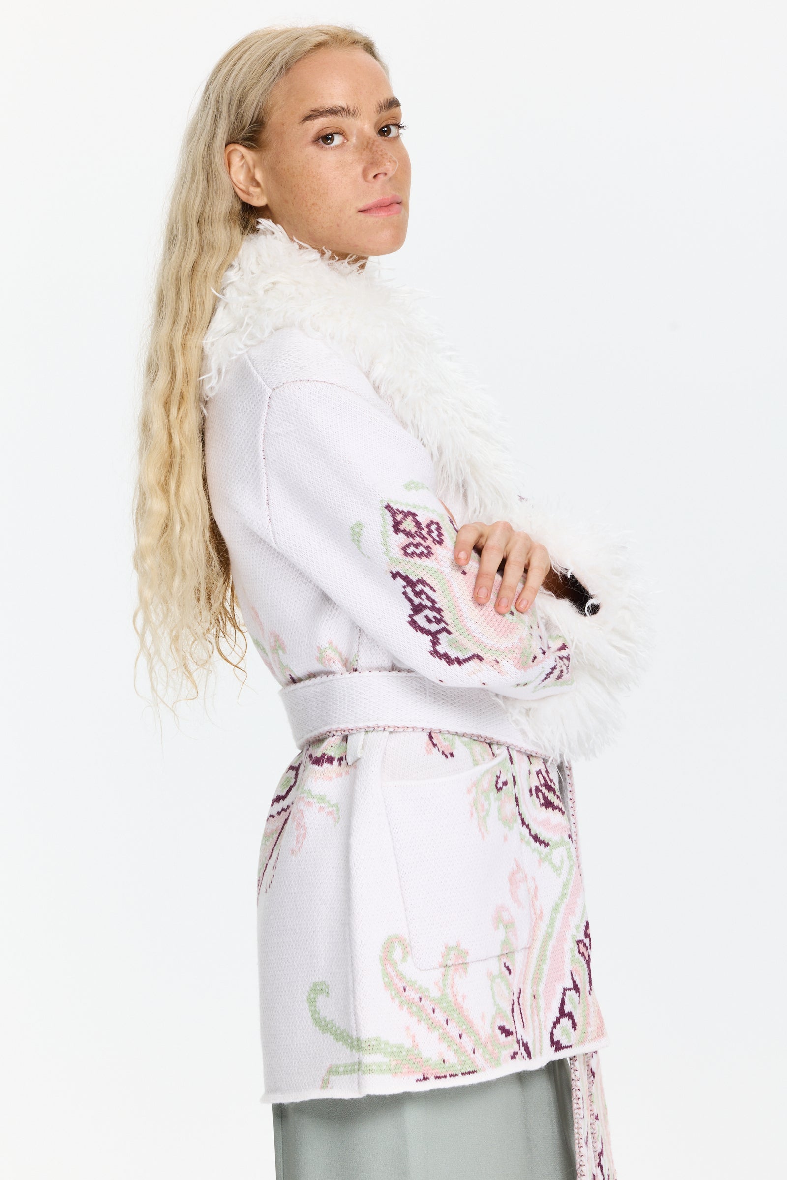 מעיל סרוג בצבע שמנת עם הדפס פייזלי, צווארון, כפתורים קדמיים וחגורה סרוגההרכב הבד: 100% צמרהדוגמנית בגובה 1.75 ולובשת מידה S של Hayley Menzies