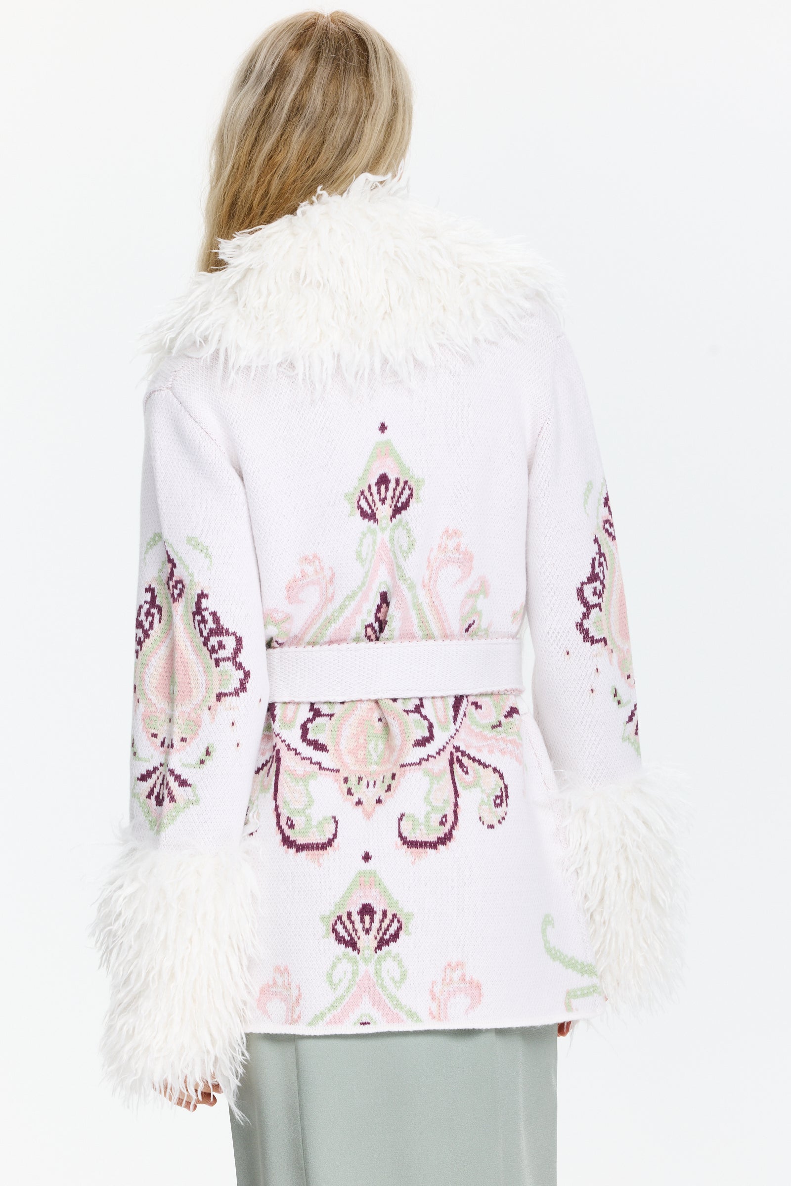 מעיל סרוג בצבע שמנת עם הדפס פייזלי, צווארון, כפתורים קדמיים וחגורה סרוגההרכב הבד: 100% צמרהדוגמנית בגובה 1.75 ולובשת מידה S של Hayley Menzies