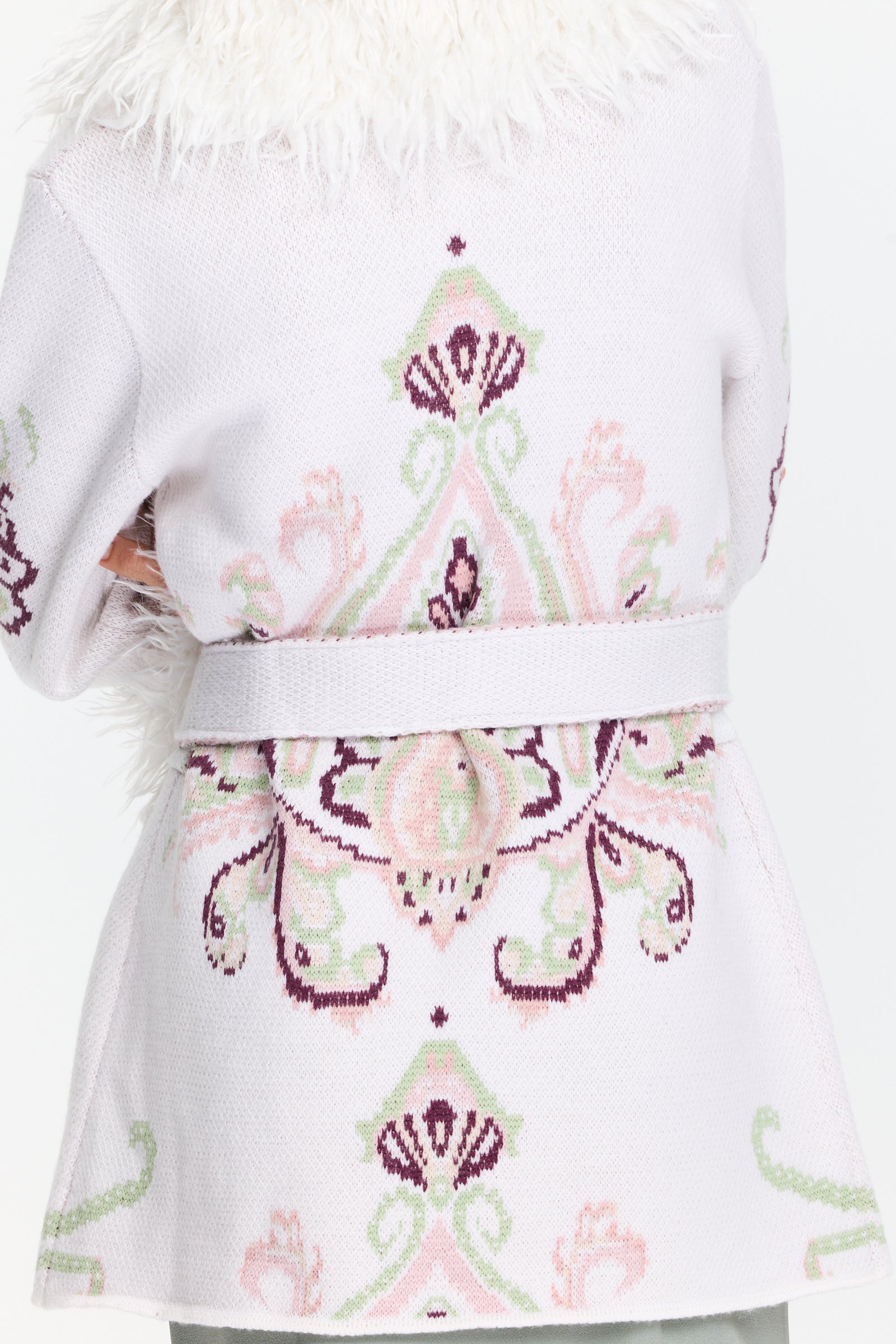 מעיל סרוג בצבע שמנת עם הדפס פייזלי, צווארון, כפתורים קדמיים וחגורה סרוגההרכב הבד: 100% צמרהדוגמנית בגובה 1.75 ולובשת מידה S של Hayley Menzies