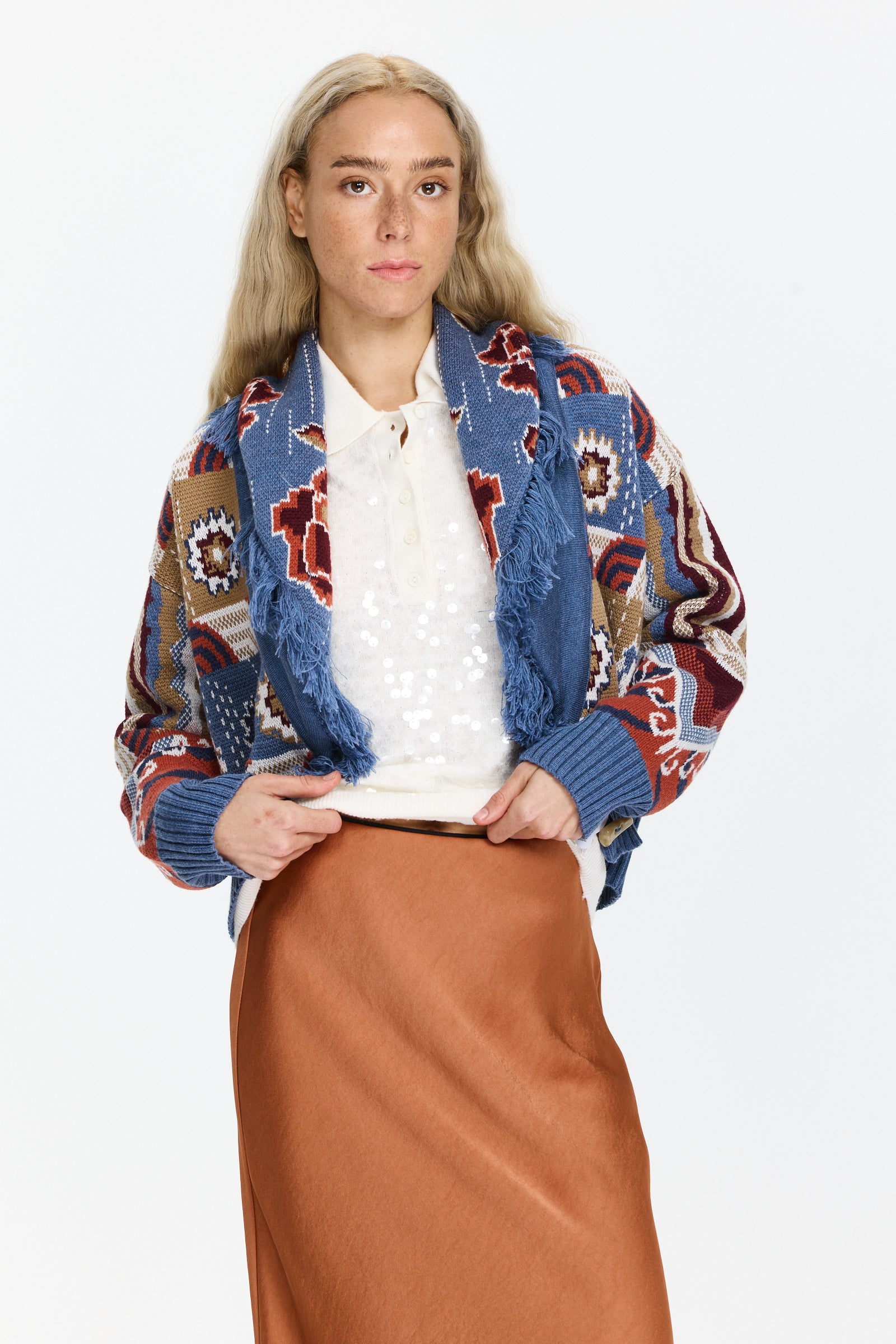 ז'קט צמר בצבע נייבי עם הדפס נמר טיבטי, צווארון פרנזים, כפתורי קרניים וגזרה קצרההרכב הבד: 100% צמר מרינוהדוגמנית בגובה 1.75 ולובשת מידה M של Hayley Menzies