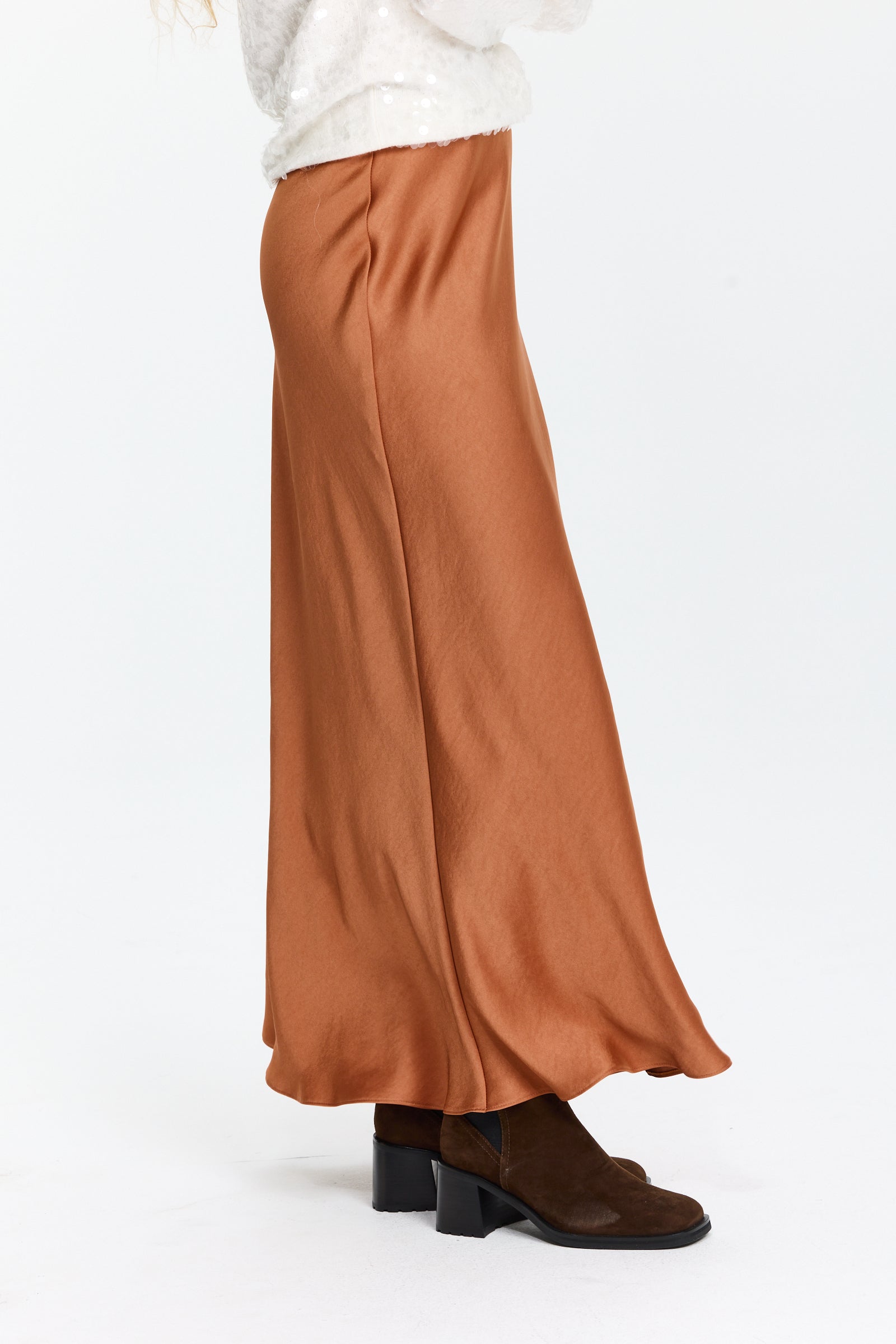 חצאית סאטן באורך מקסי בגזרה ישרה הרכב בד: 100% פוליאסטרהדוגמנית בגובה 1.75 ולובשת מידה 36 של Luisa Cerano