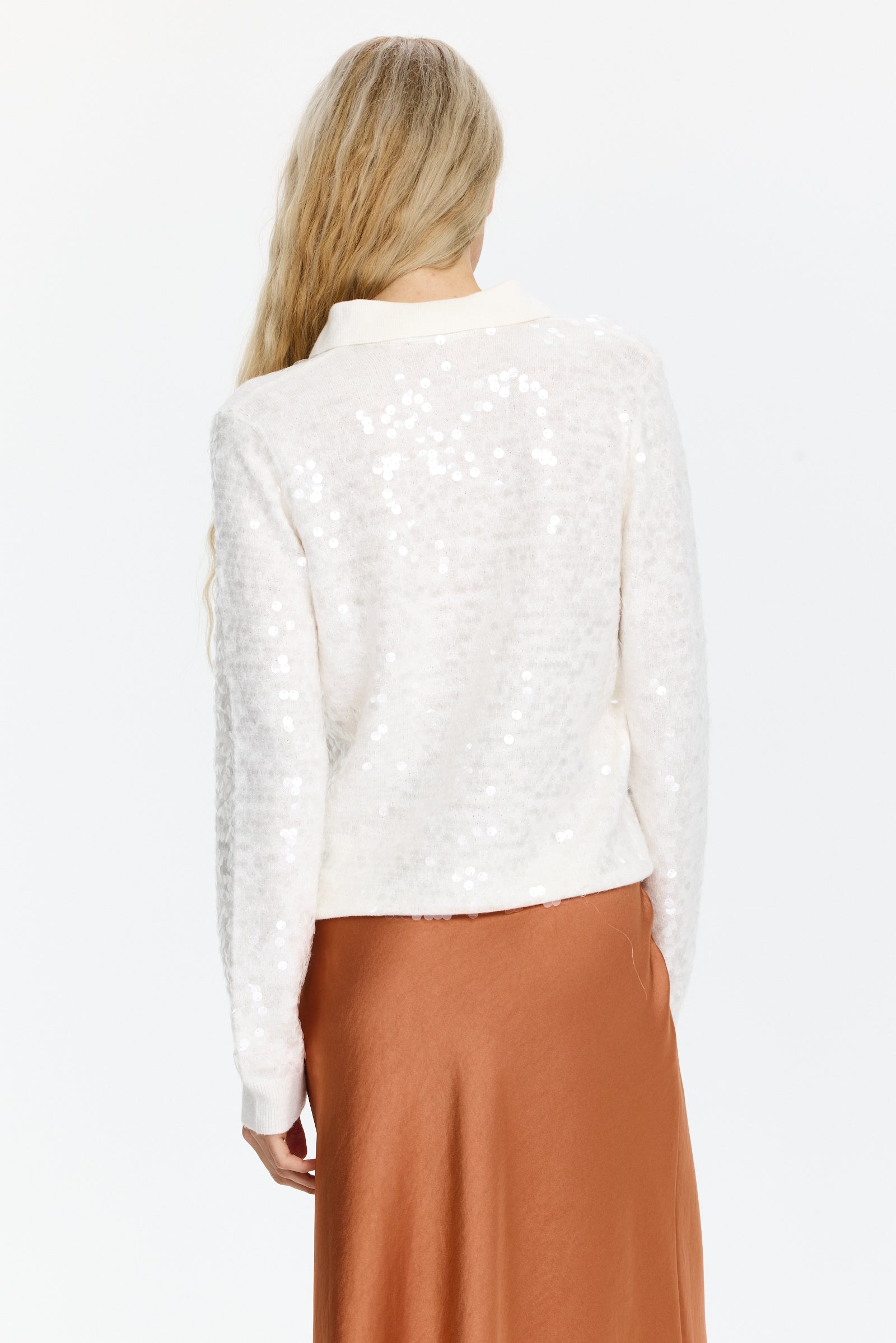 סריג פאייטים נעים ונינוח בגזרה ישרה, עם צווארון פולו וסגירת כפתוריםהרכב הבד: 47% קשמיר, 38% ויסקוזה, 10% פוליאמיד, 5% צמרהדוגמנית בגובה 1.75 ולובשת מידה 42 של Ermanno