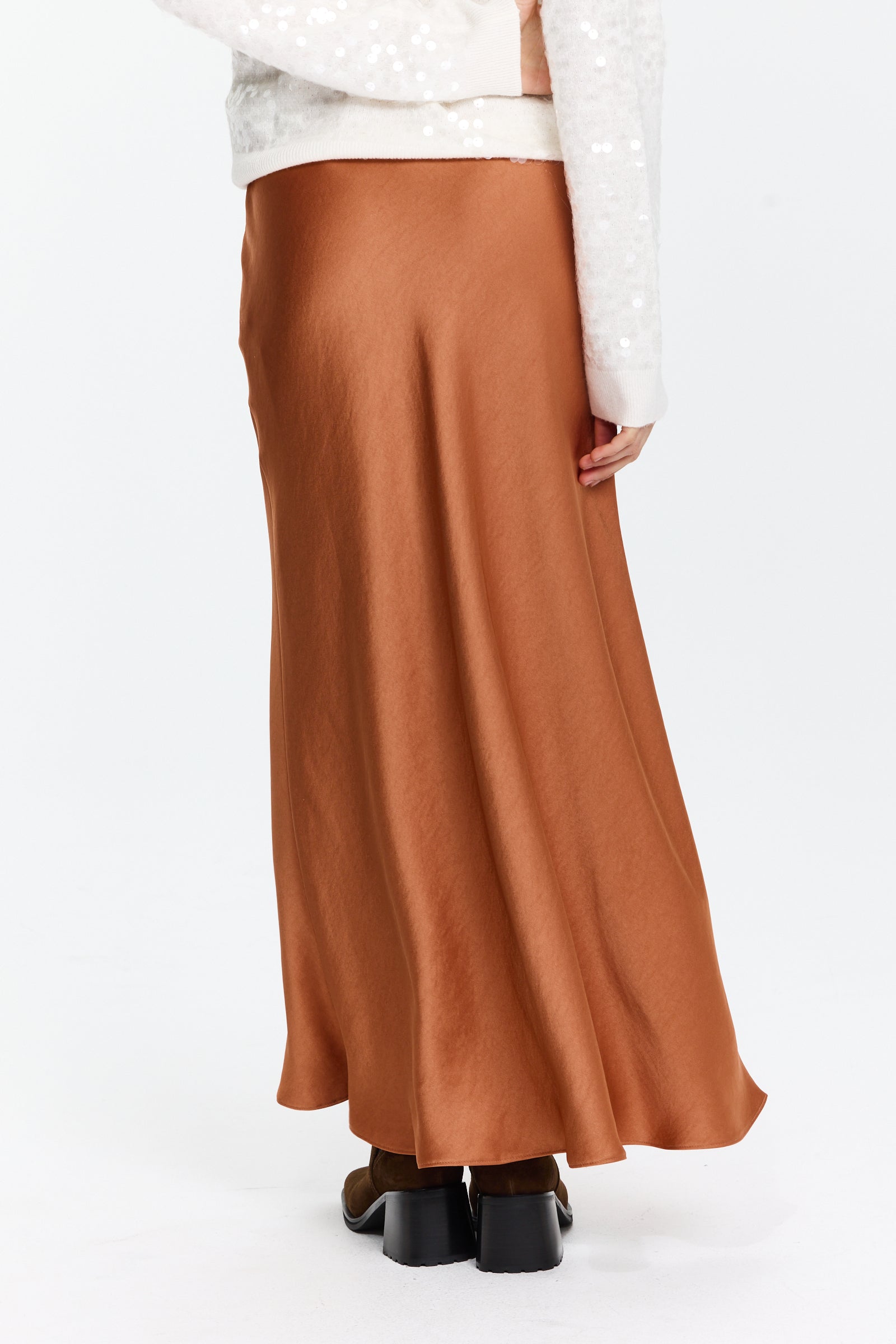 חצאית סאטן באורך מקסי בגזרה ישרה הרכב בד: 100% פוליאסטרהדוגמנית בגובה 1.75 ולובשת מידה 36 של Luisa Cerano