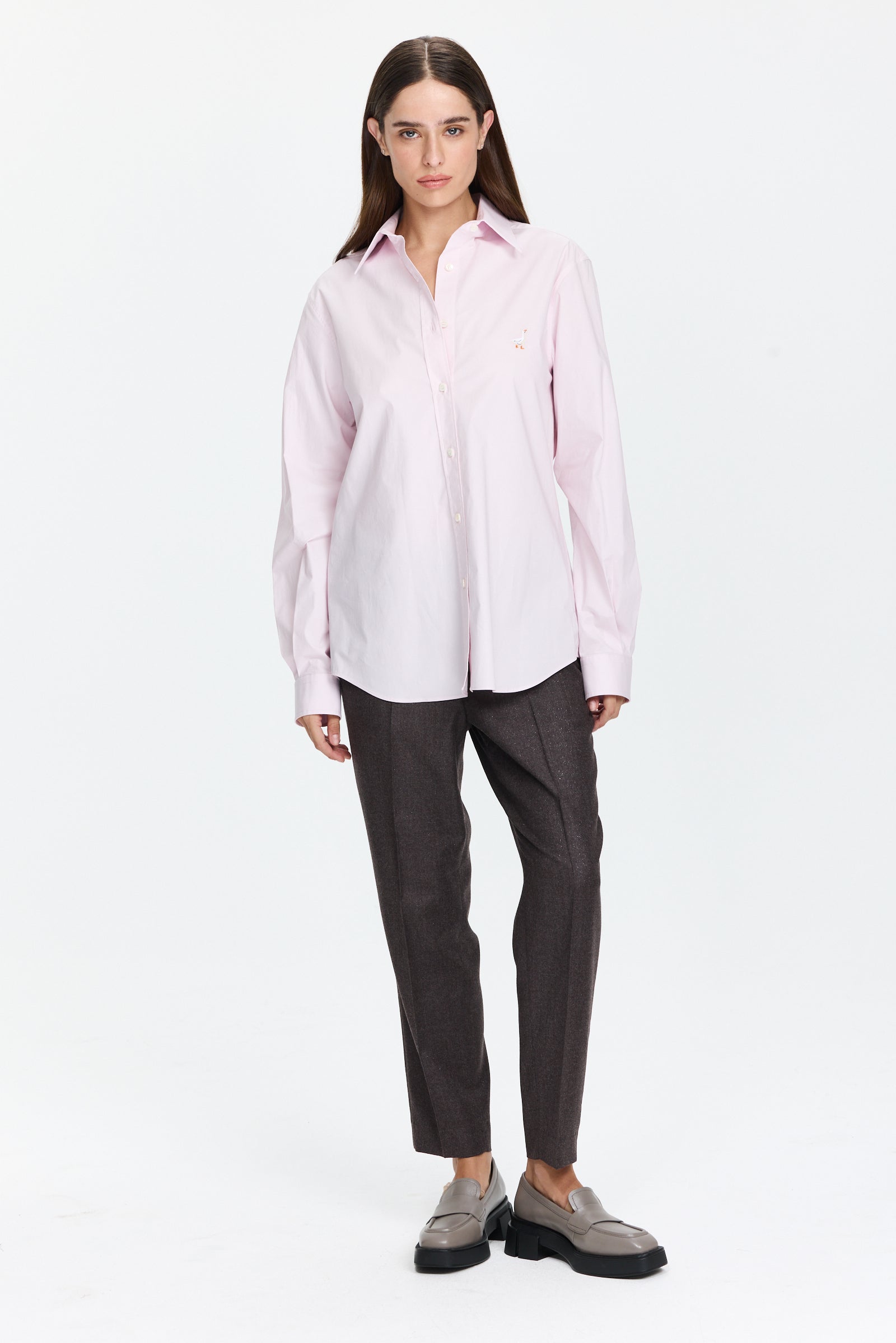 חולצה מכופתרת בגזרה רחבה עם רקמת ברווזהרכב: 100% כותנההדוגמנית בגובה 1.75 ולובשת מידה 42 של MOSCHINO