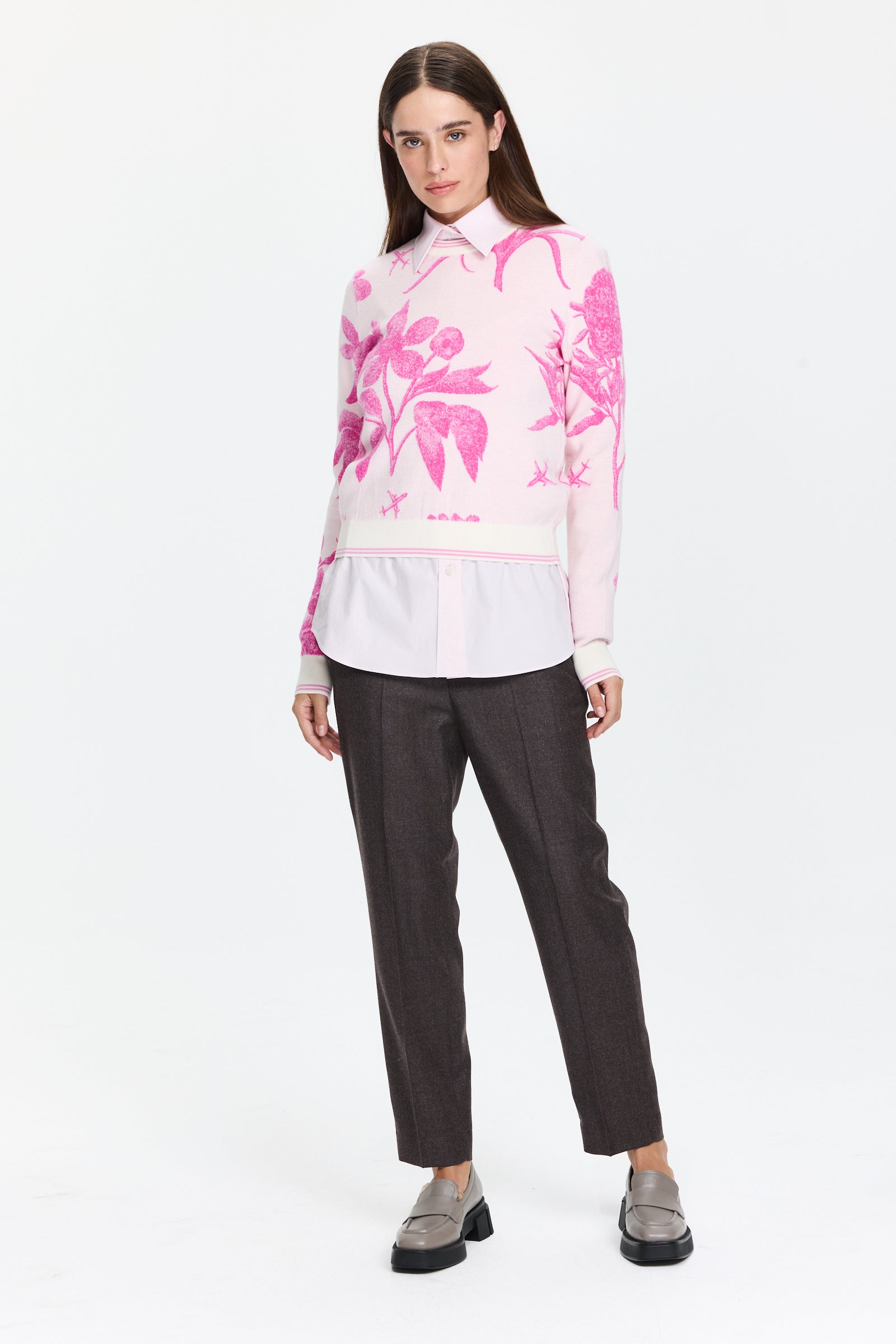 סריג נעים בגזרה ישרה בטקסטורה פרחוניתהרכב: 100% צמר בתוליהדוגמנית בגובה 1.75 ולובשת מידה 42 של MOSCHINO