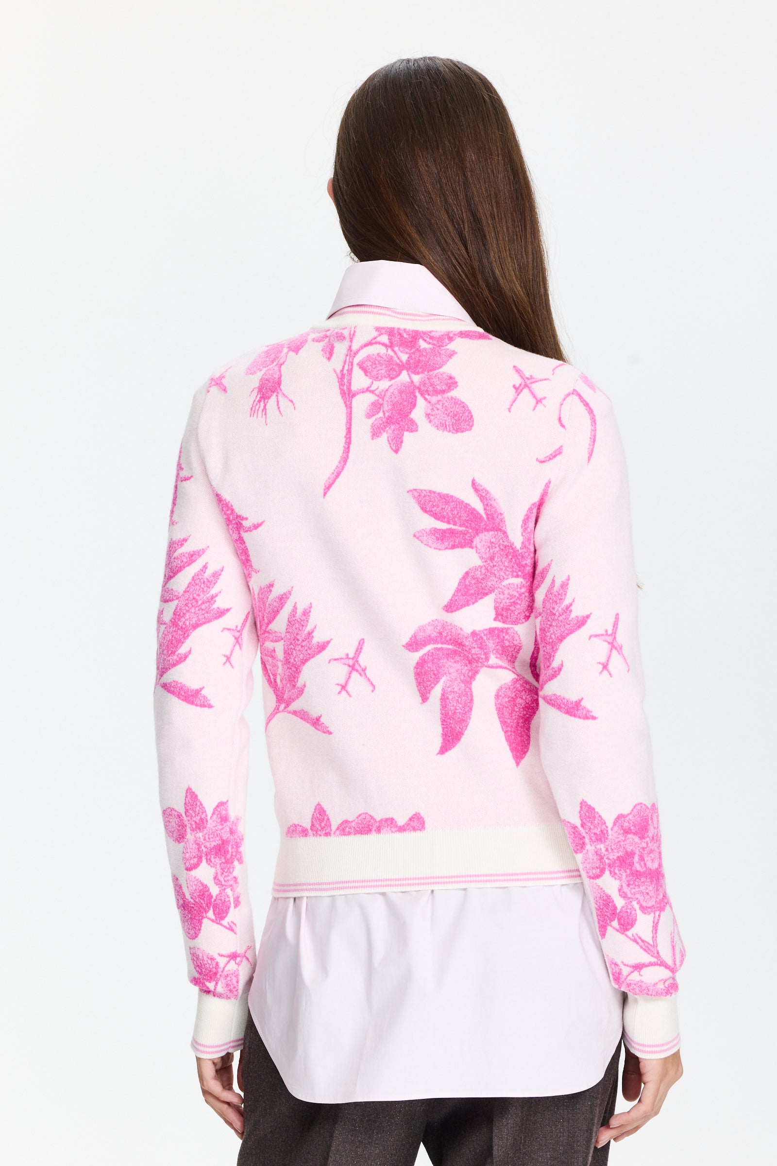 סריג נעים בגזרה ישרה בטקסטורה פרחוניתהרכב: 100% צמר בתוליהדוגמנית בגובה 1.75 ולובשת מידה 42 של MOSCHINO