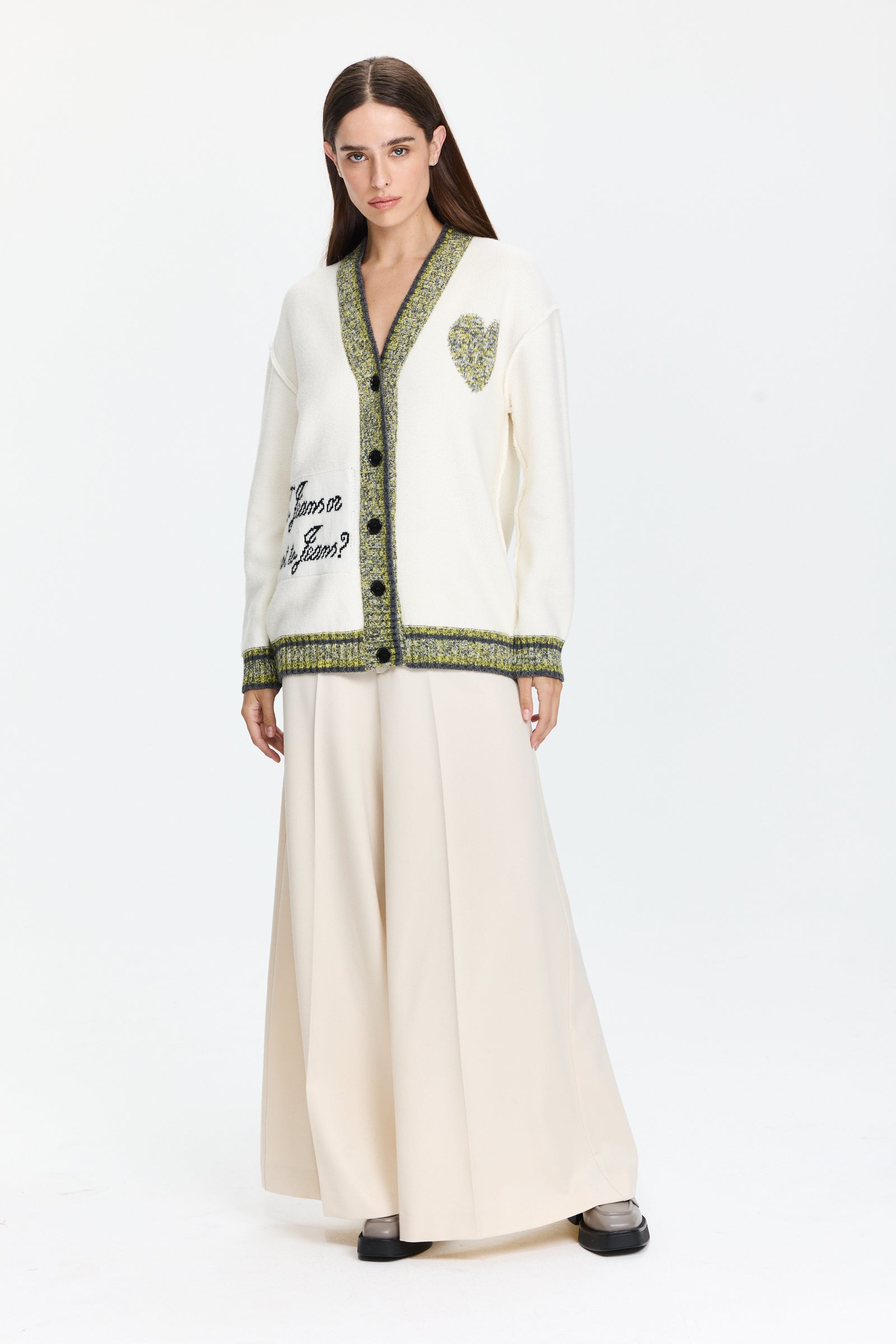 קרדיגן רחב עם סגירת כפתורים וטקסטורת מסגרת צבעוניתהרכב: 100% צמר בתוליהדוגמנית בגובה 1.75 ולובשת מידה XS של MOSCHINO
