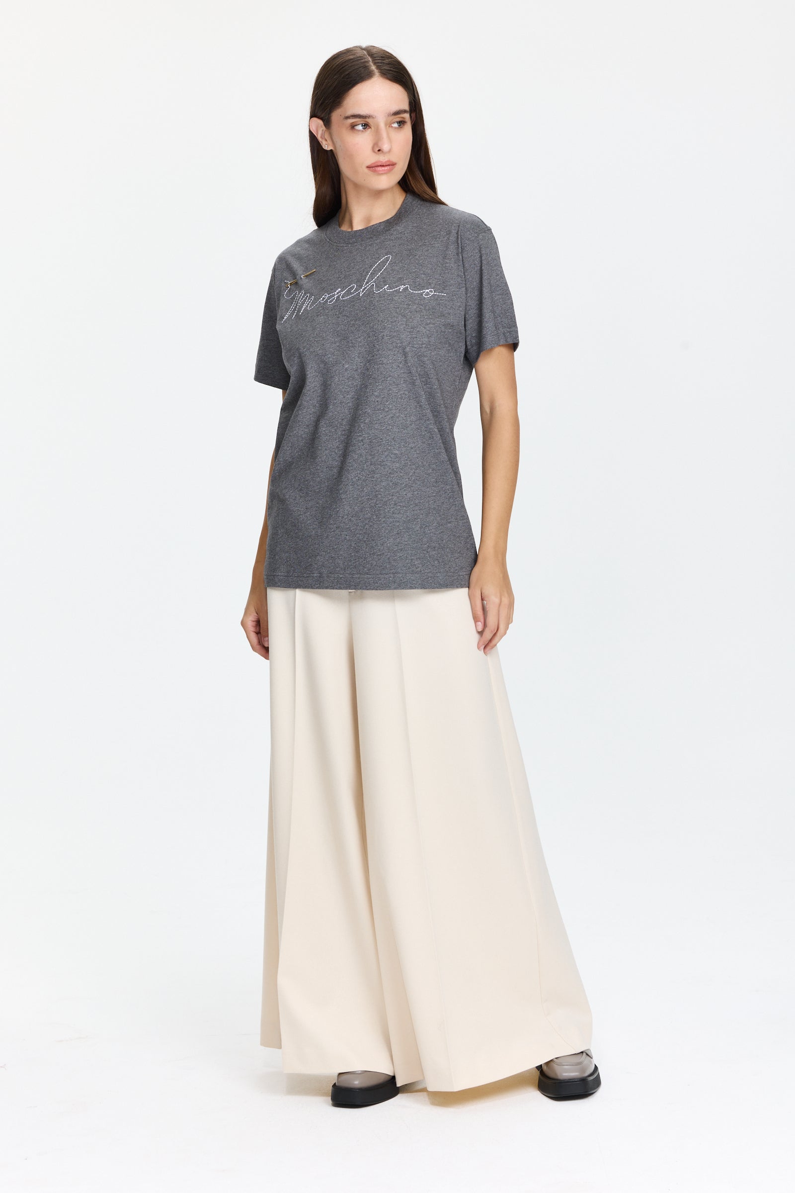 טישרט אפורה בגזרה רחבה עם מחט שזורה ברקמת הלוגוהרכב: 100% כותנההדוגמנית בגובה 1.75 ולובשת מידה XS של MOSCHINO