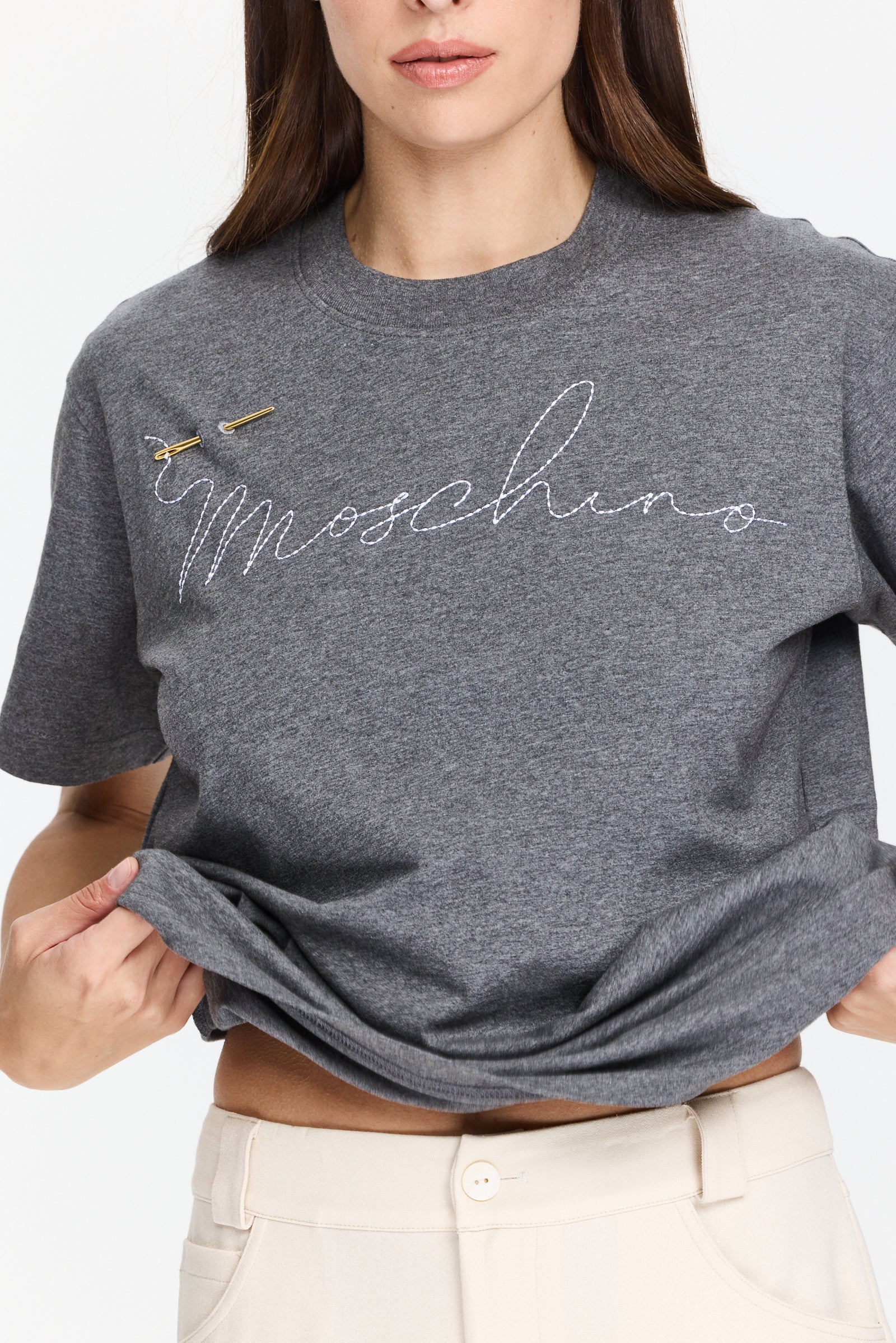 טישרט אפורה בגזרה רחבה עם מחט שזורה ברקמת הלוגוהרכב: 100% כותנההדוגמנית בגובה 1.75 ולובשת מידה XS של MOSCHINO