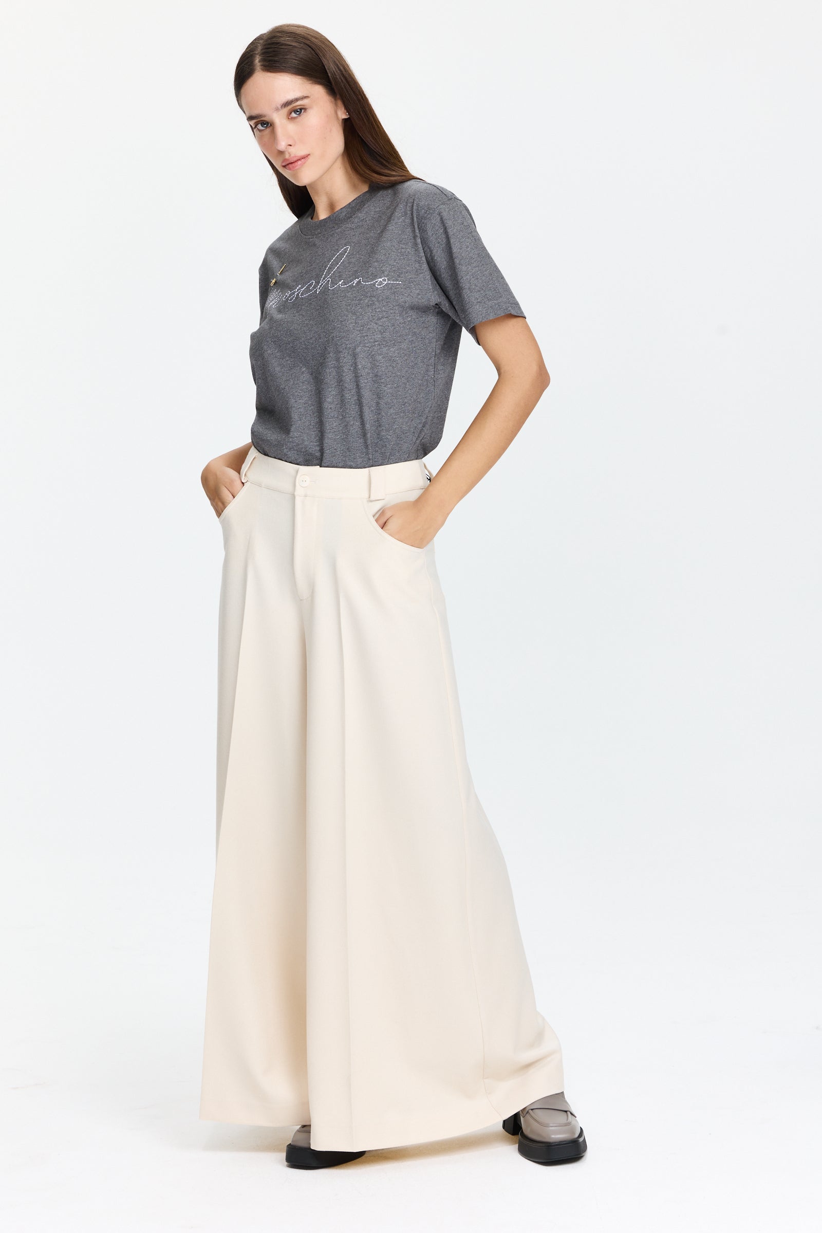 מכנסיים מחוייטים בגזרה מתרחבתהדוגמנית בגובה 1.75 ולובשת מידה 42 של Tricot-Chic