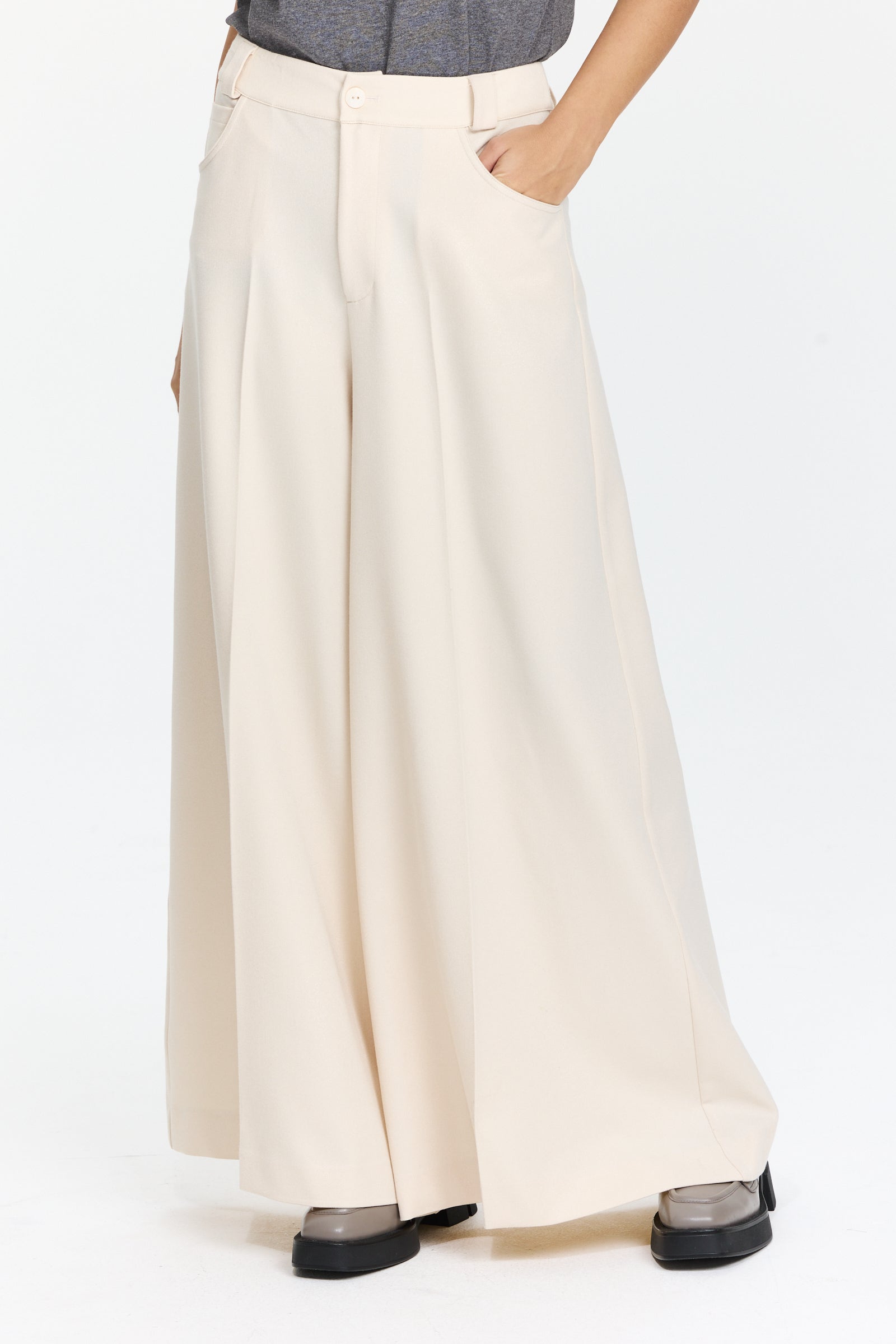 מכנסיים מחוייטים בגזרה מתרחבתהדוגמנית בגובה 1.75 ולובשת מידה 42 של Tricot-Chic