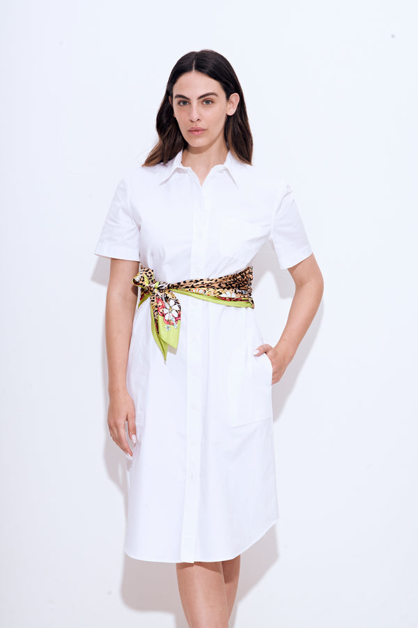 שמלת חולצה לבנה מכופתרת שרוול קצר עם צעיף קשירה צבעוני למותן מכסה ברך