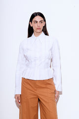 חולצה לבנה מחוייטת סטייטמנט עשויה קפלים ותיפורים המעניקים מראה עכשוי