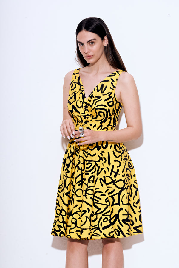 שמלת כותנה ללא שרוולים בגזרת A ליין רחבה בצבע צהוב עם שרבוטים בשחור