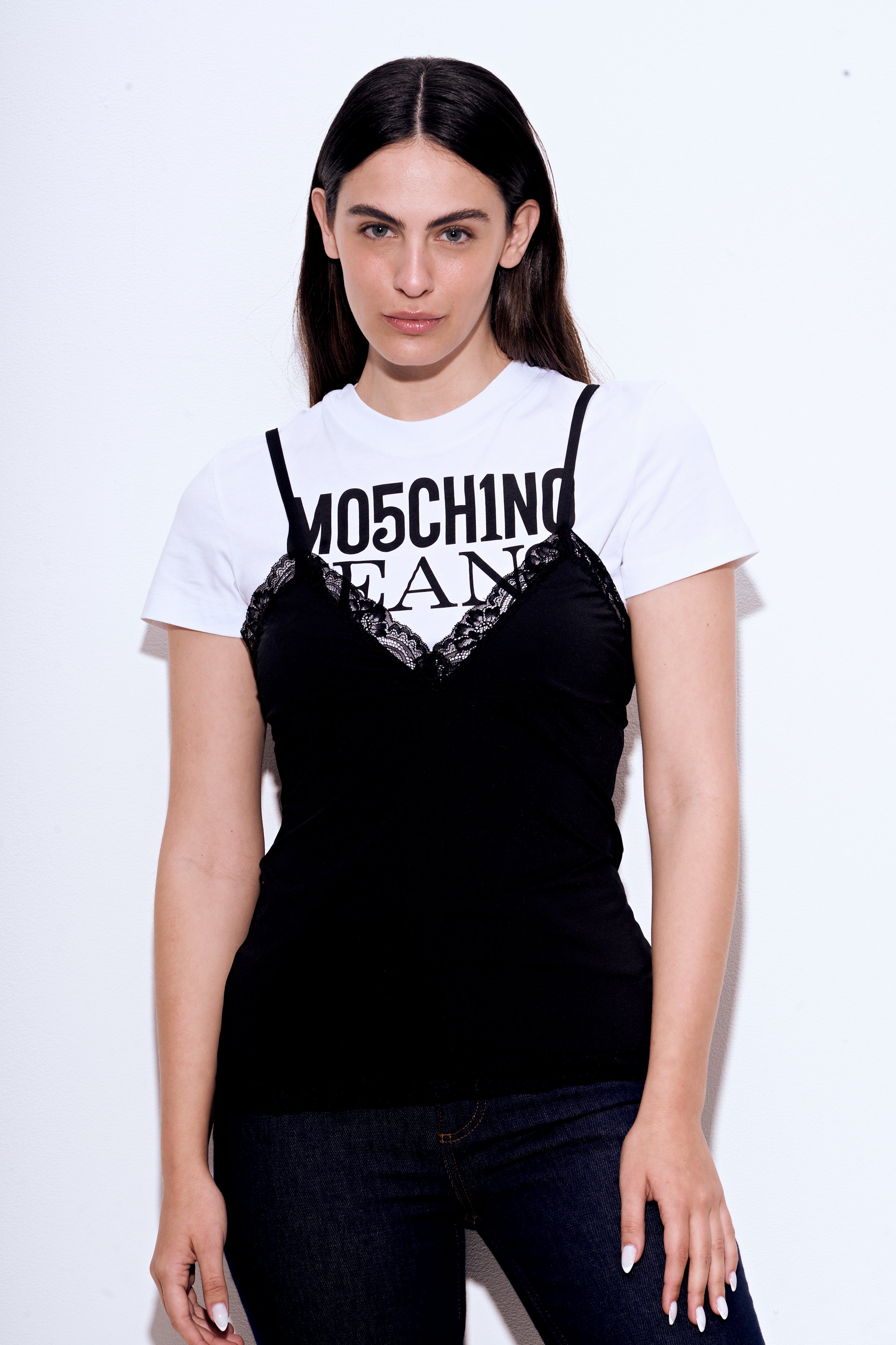 חולצת טי עם גופיית סאטן בשילוב תחרה מקולקציית MOSCHINO COUTUREהרכב: 85% פוליאסטר, 15% אלסטןהדוגמנית בגובה 1.75 ולובשת מידה 42 איטלקית