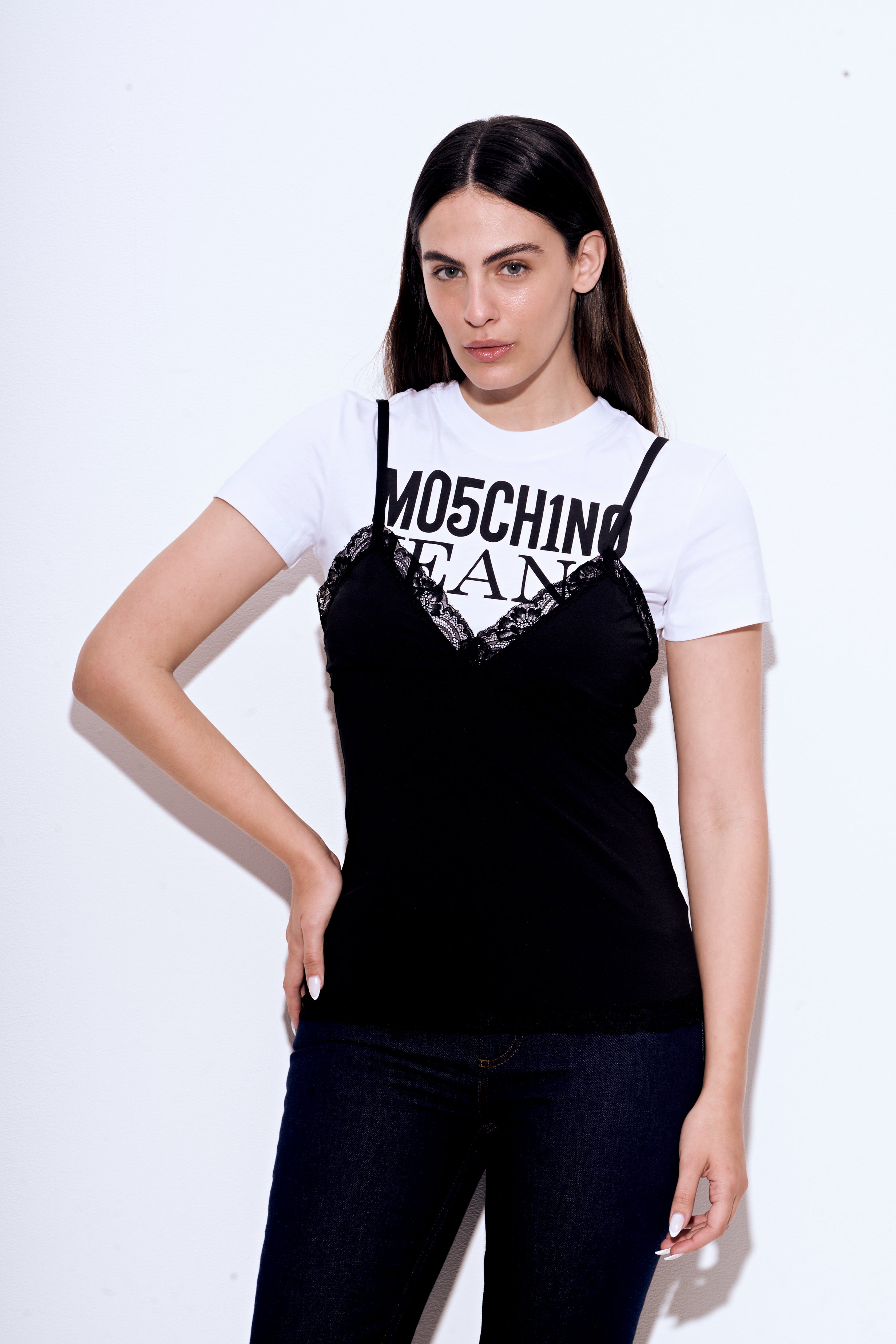 חולצת טי עם גופיית סאטן בשילוב תחרה מקולקציית MOSCHINO COUTUREהרכב: 85% פוליאסטר, 15% אלסטןהדוגמנית בגובה 1.75 ולובשת מידה 42 איטלקית