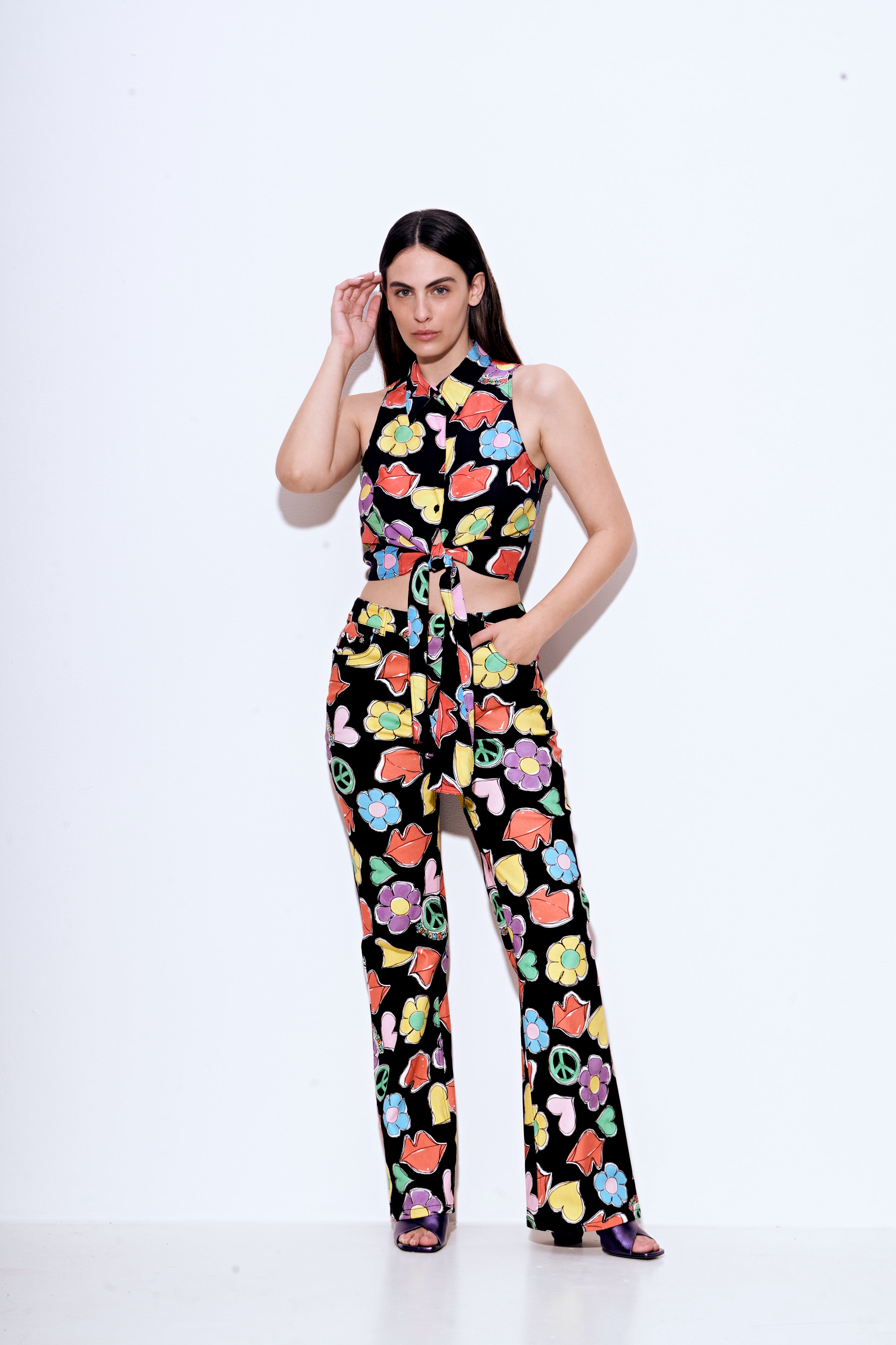 מכנסי ג'ינס מתרחבים עם הדפס במראה שנות ה-60הרכב: 99% כותנה, 1% אלסטןהדוגמנית בגובה 1.75 ולובשת מידה 28 