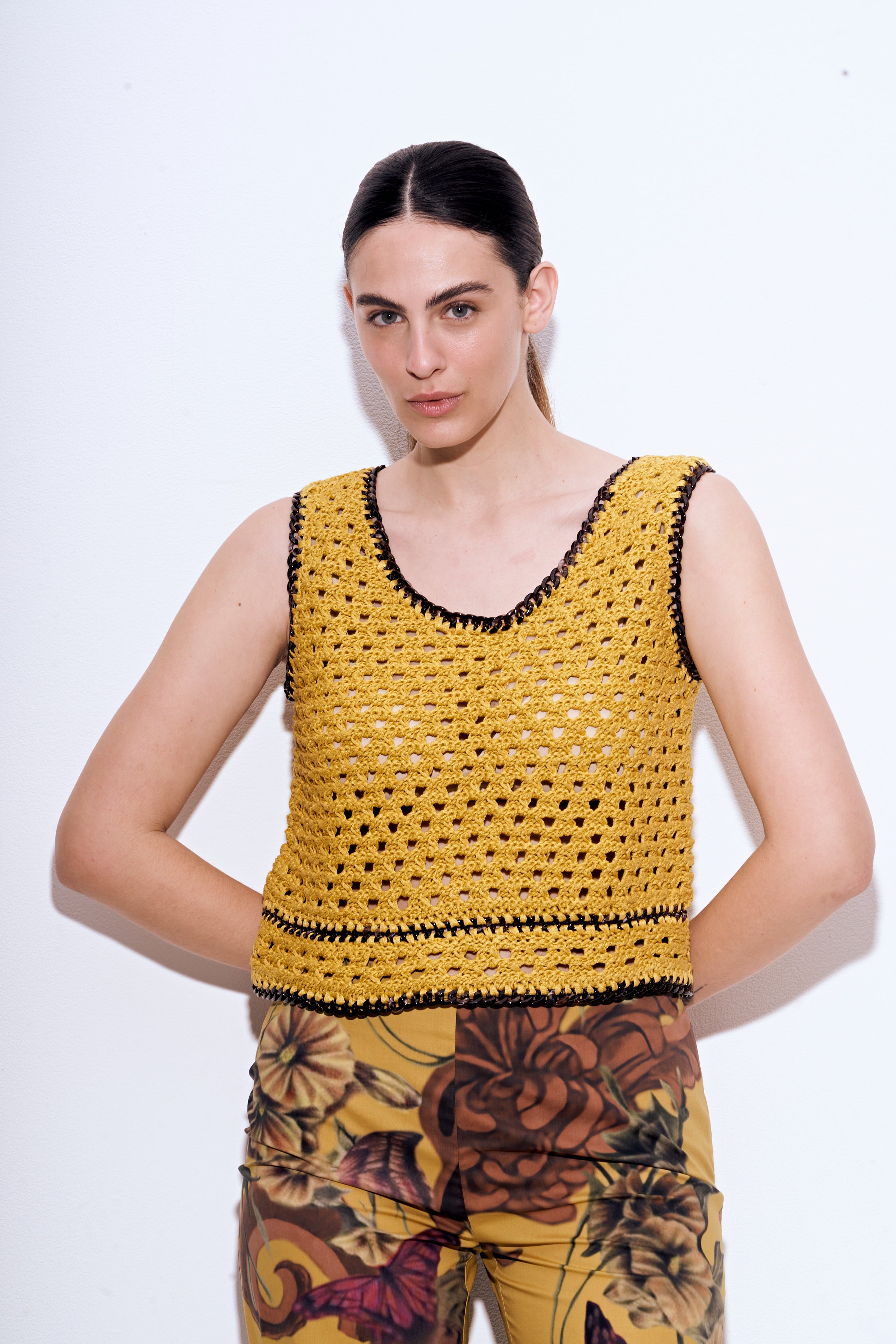 גופיית קרושה עם אלמנט לולאות בסיומת הרכב: 100% פשתןהדוגמנית בגובה 1.75 ולובשת מידה 42 איטלקית