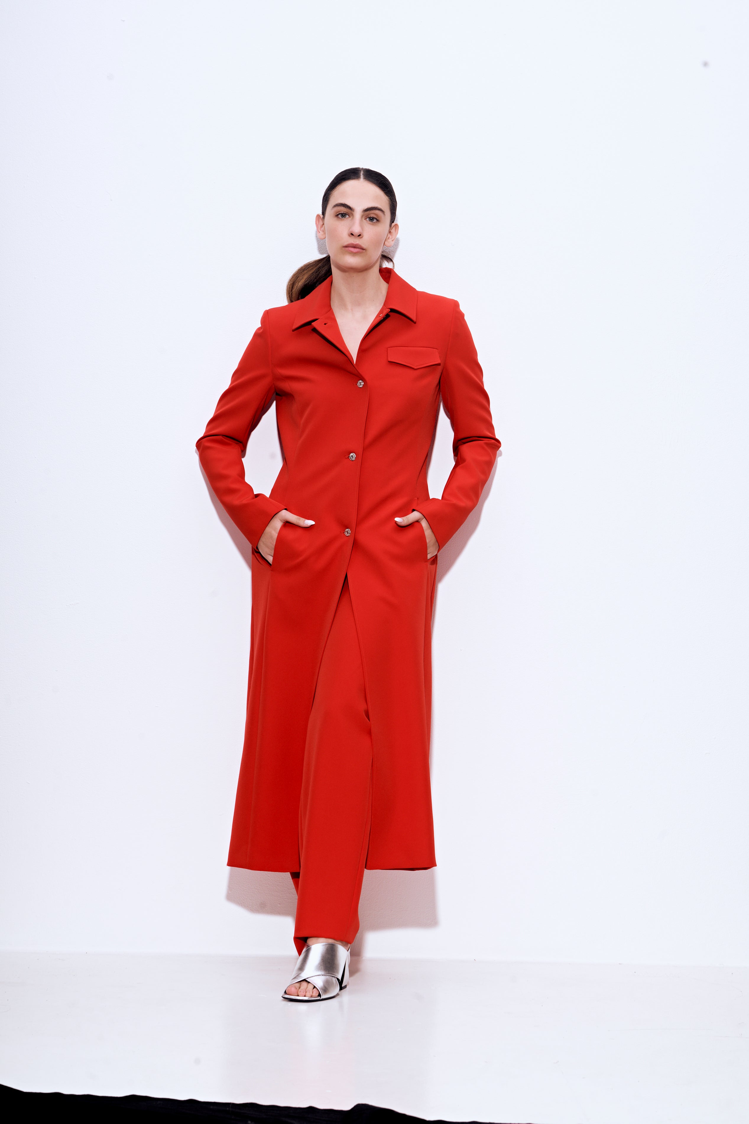 ז'קט ארוך במראה מחוייטהרכב: 95% פוליאסטר, 5% אלסטןהדוגמנית בגובה 1.75 ולובשת מידה 42 איטלקית 