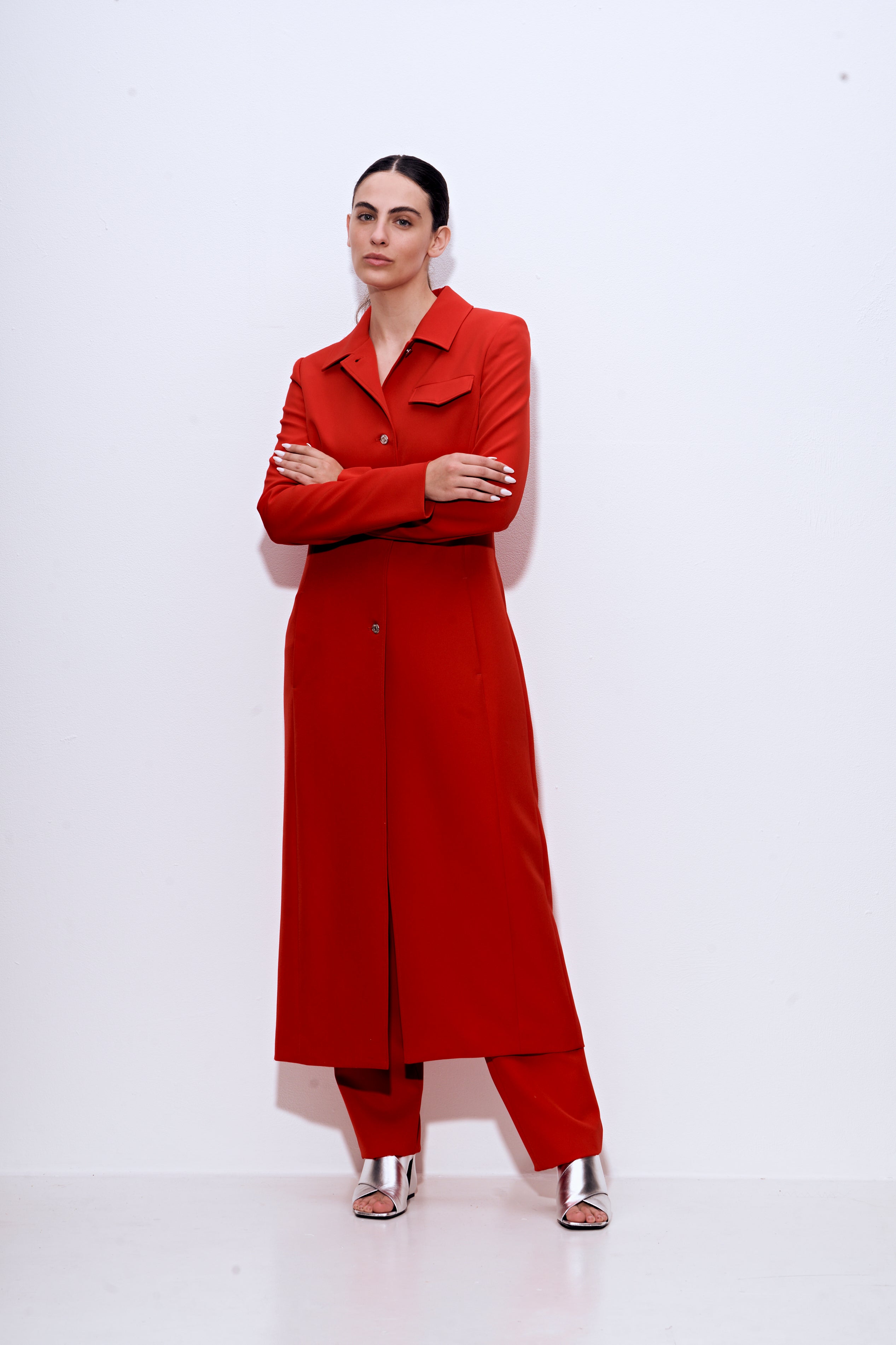 ז'קט ארוך במראה מחוייטהרכב: 95% פוליאסטר, 5% אלסטןהדוגמנית בגובה 1.75 ולובשת מידה 42 איטלקית 