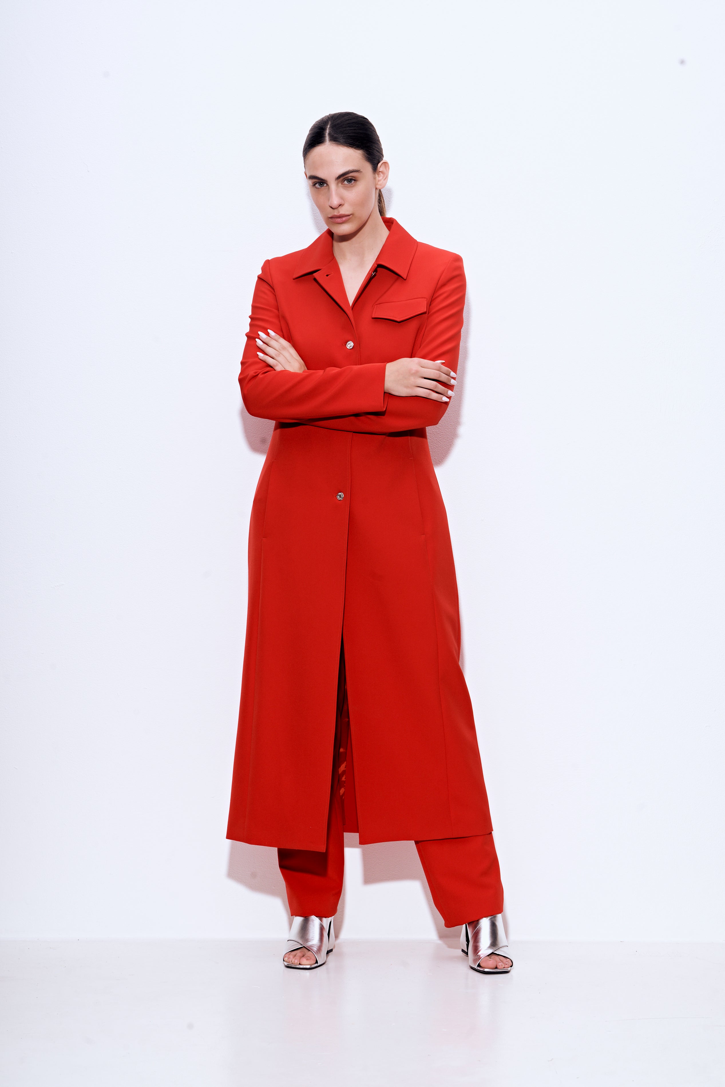 ז'קט ארוך במראה מחוייטהרכב: 95% פוליאסטר, 5% אלסטןהדוגמנית בגובה 1.75 ולובשת מידה 42 איטלקית 