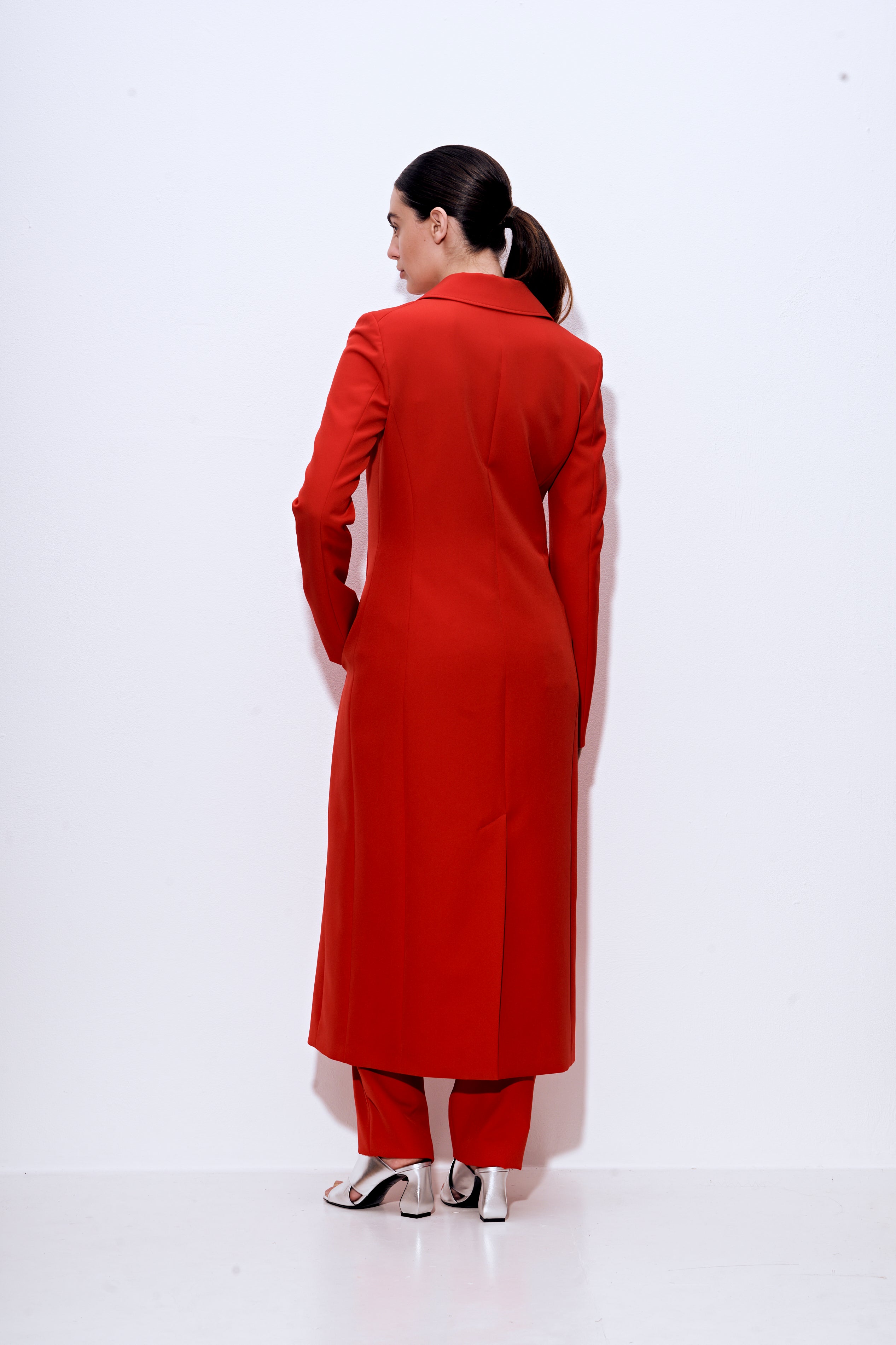 ז'קט ארוך במראה מחוייטהרכב: 95% פוליאסטר, 5% אלסטןהדוגמנית בגובה 1.75 ולובשת מידה 42 איטלקית 