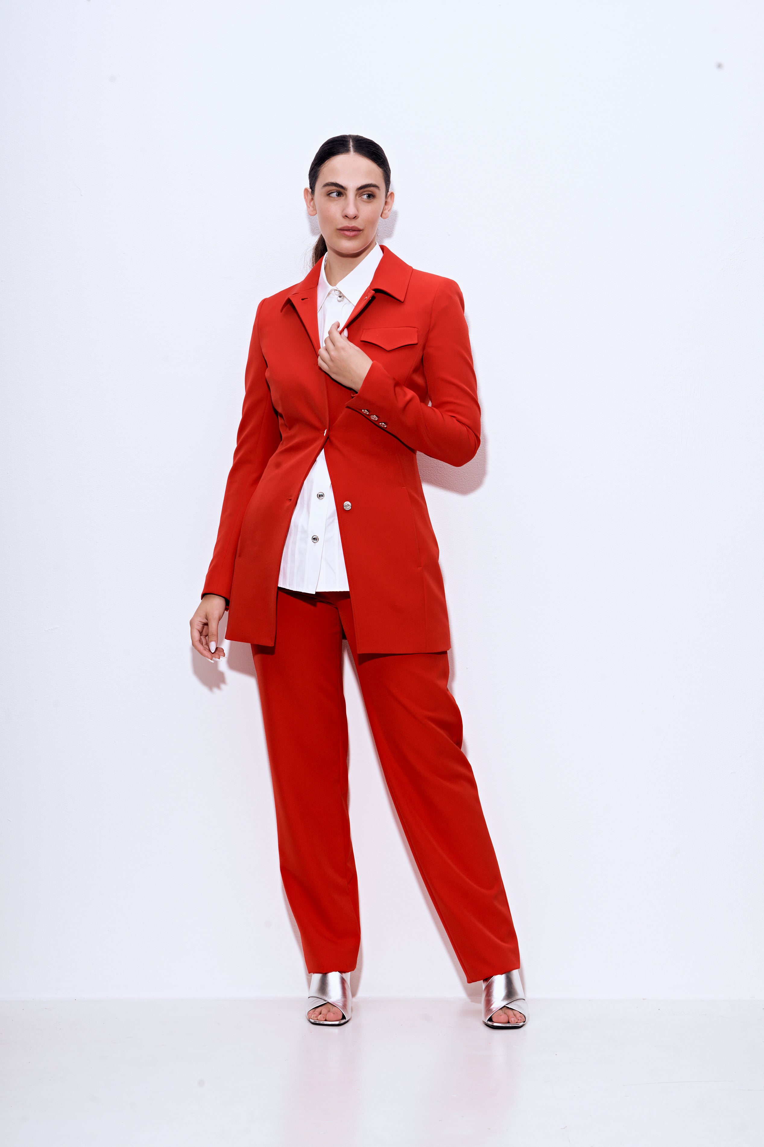 ז'קט מחוייט עם כיס מקדימההרכב: 95% פוליאסטר, 5% אלסטןהדוגמנית בגובה 1.75 ולובשת מידה 40 איטלקית 