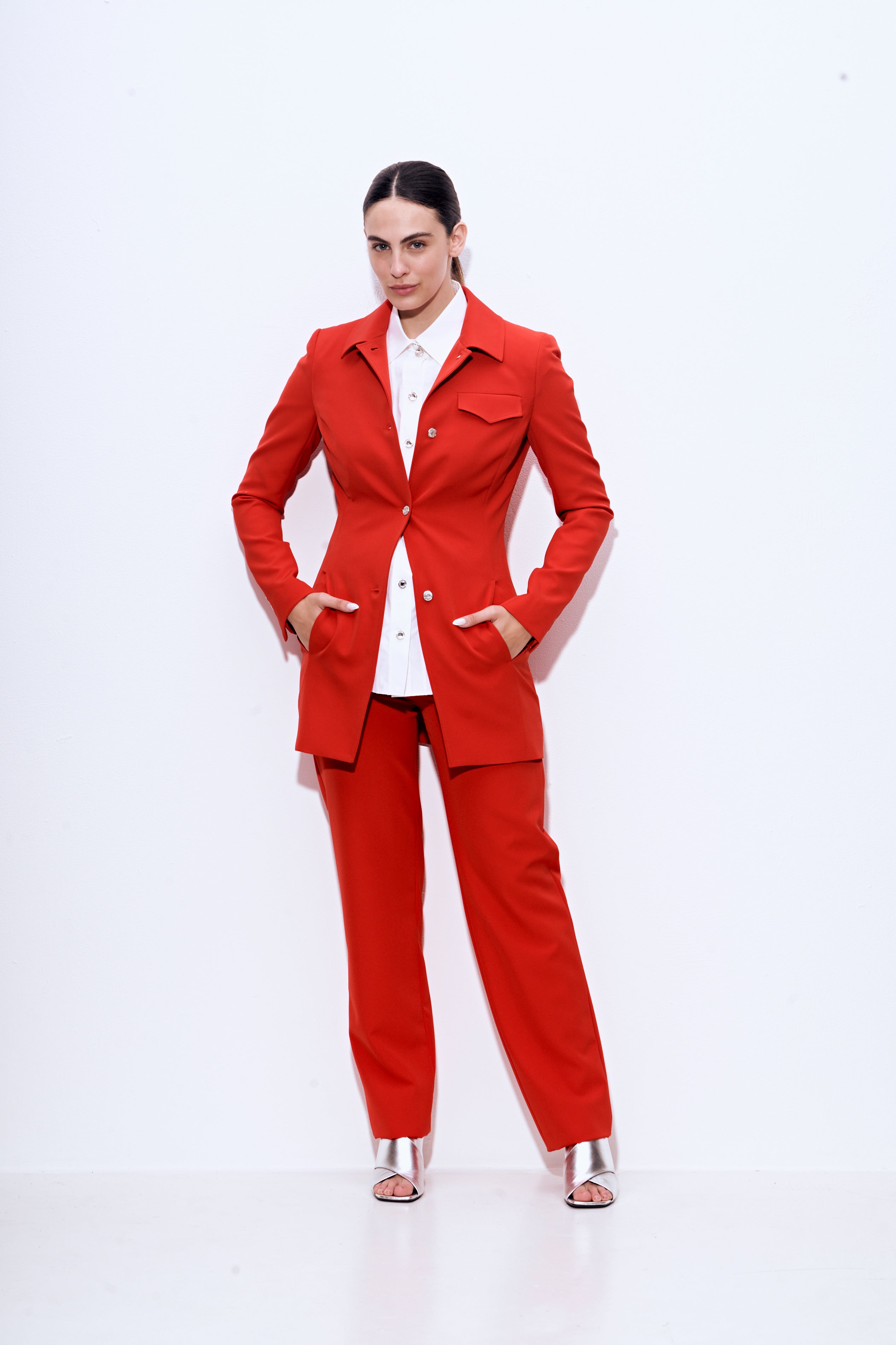 ז'קט מחוייט עם כיס מקדימההרכב: 95% פוליאסטר, 5% אלסטןהדוגמנית בגובה 1.75 ולובשת מידה 40 איטלקית 