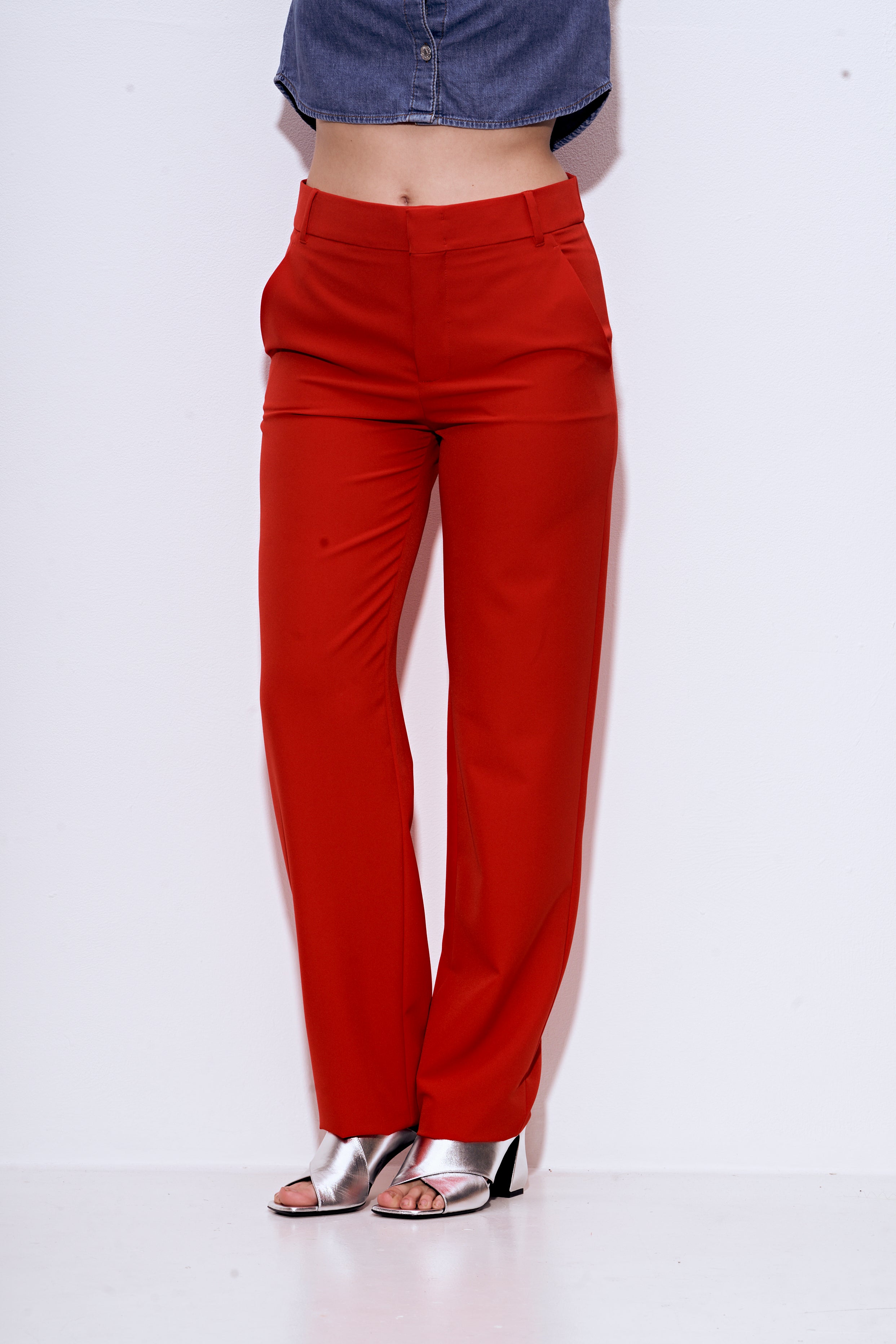 מכנסיים מחוייטים בגזרה ישרההרכב: 95% פוליאסטר, 5% אלסטןהדוגמנית בגובה 1.75 ולובשת מידה 40 איטלקית 