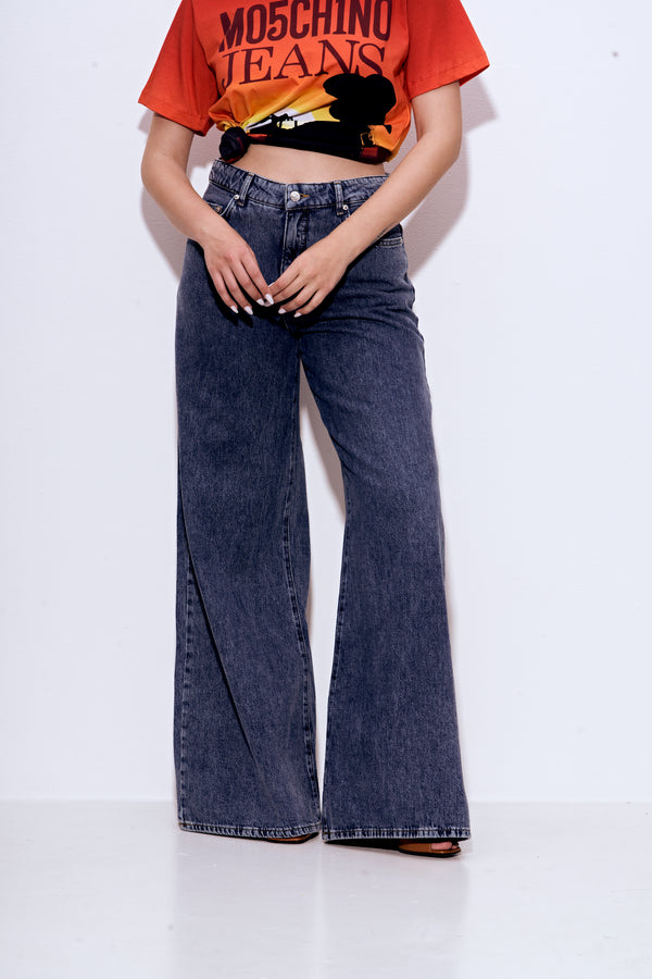 ג'ינס בגזרת אוברסייז עם תפירת לבבות בכיסים האחוריים רגל רחבה