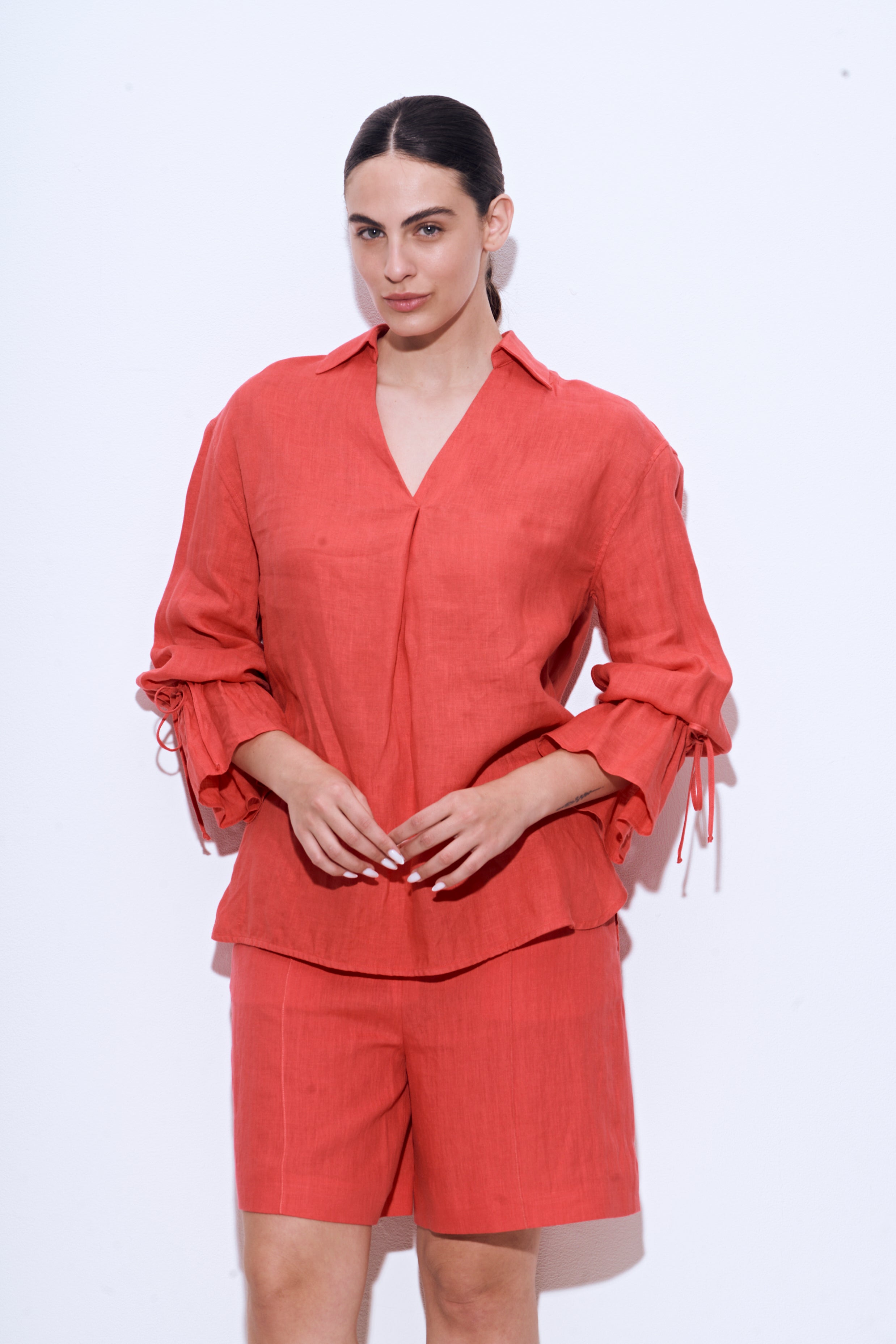 חולצת פשתן עם שרוכים בשרוולים למראה נפוחהרכב: 100% פשתןהדוגמנית בגובה 1.75 ולובשת מידה 38 איטלקית