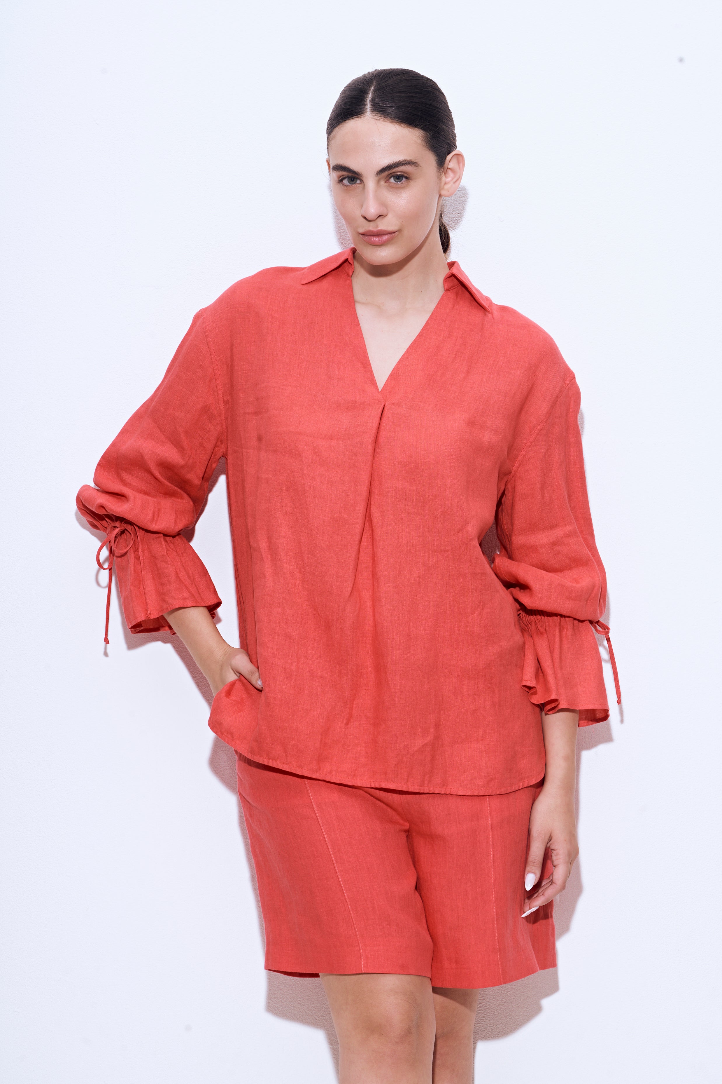 חולצת פשתן עם שרוכים בשרוולים למראה נפוחהרכב: 100% פשתןהדוגמנית בגובה 1.75 ולובשת מידה 38 איטלקית