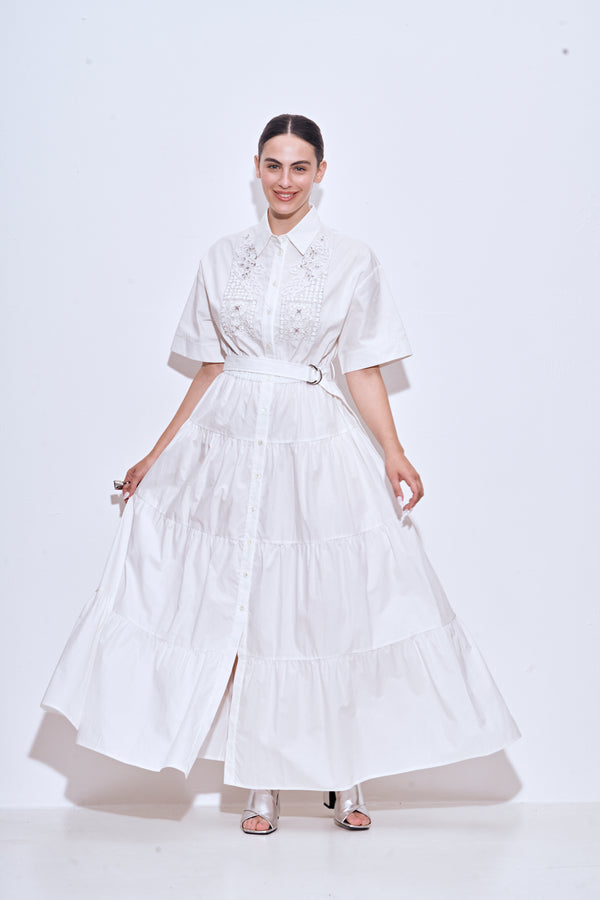 שמלת מקסי מכופתרת לבנה עם אפליקציית חרוזים בחזה