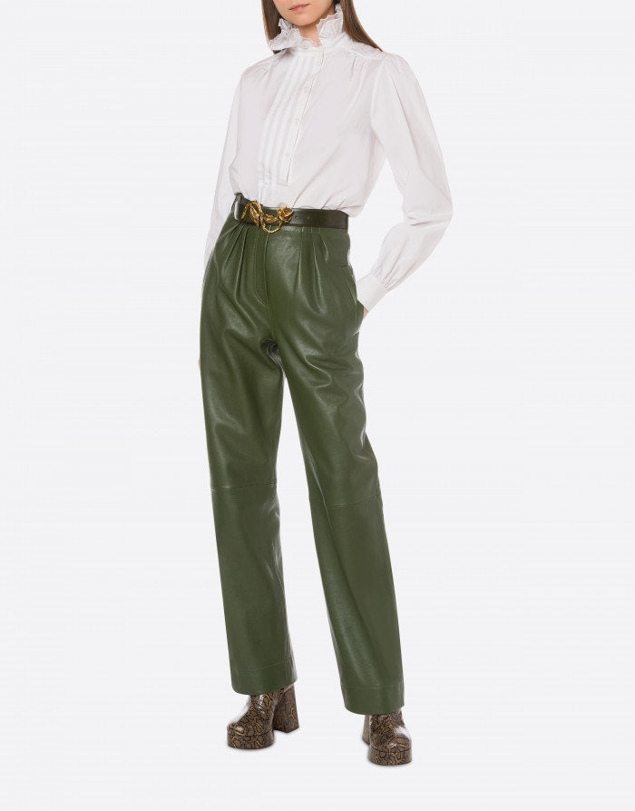 חולצה מכופתרת אלגנטית עם צווארון גבוה בסיומת מלמלההרכב: 100% כותנההדוגמנית בגובה 1.77 ולובשת מידה 42 איטלקית