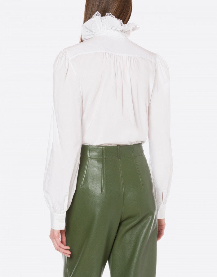 חולצה מכופתרת אלגנטית עם צווארון גבוה בסיומת מלמלההרכב: 100% כותנההדוגמנית בגובה 1.77 ולובשת מידה 42 איטלקית