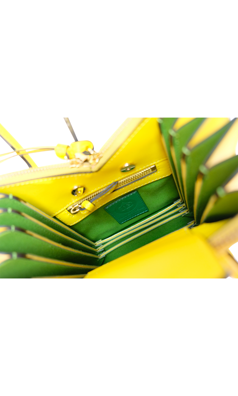 תיק מניפההרכב: 100% עורמידות התיק: 20 ס"מ רוחב, 20 ס"מ גובה, 16 ס"מ עומק