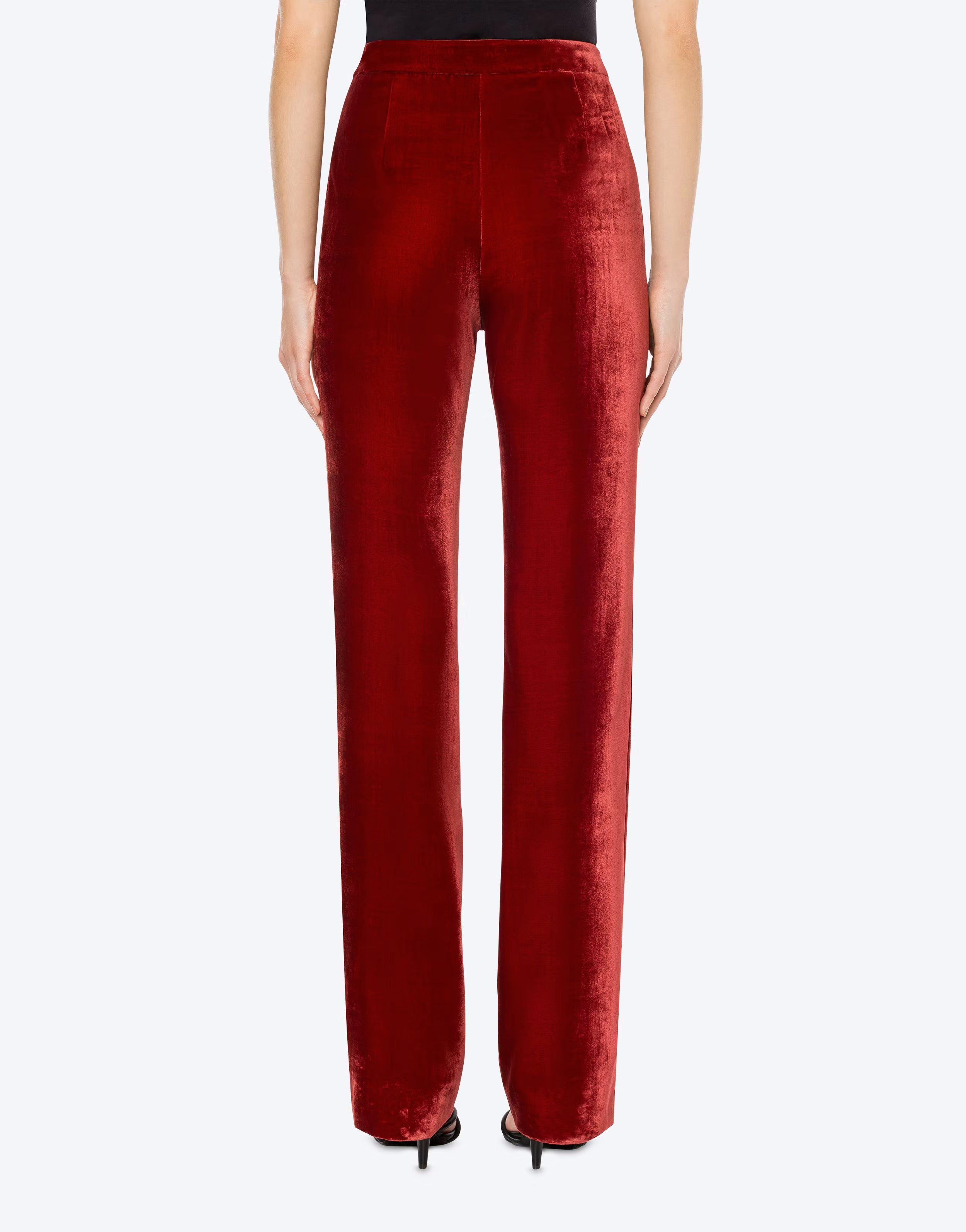 מכנסי קטיפה מקולקציית Boutique MOSCHINO הרכב: 82% ויסקוזה, 18% משיהדוגמנית בגובה 1.79 ולובשת מידה 40 איטלקית