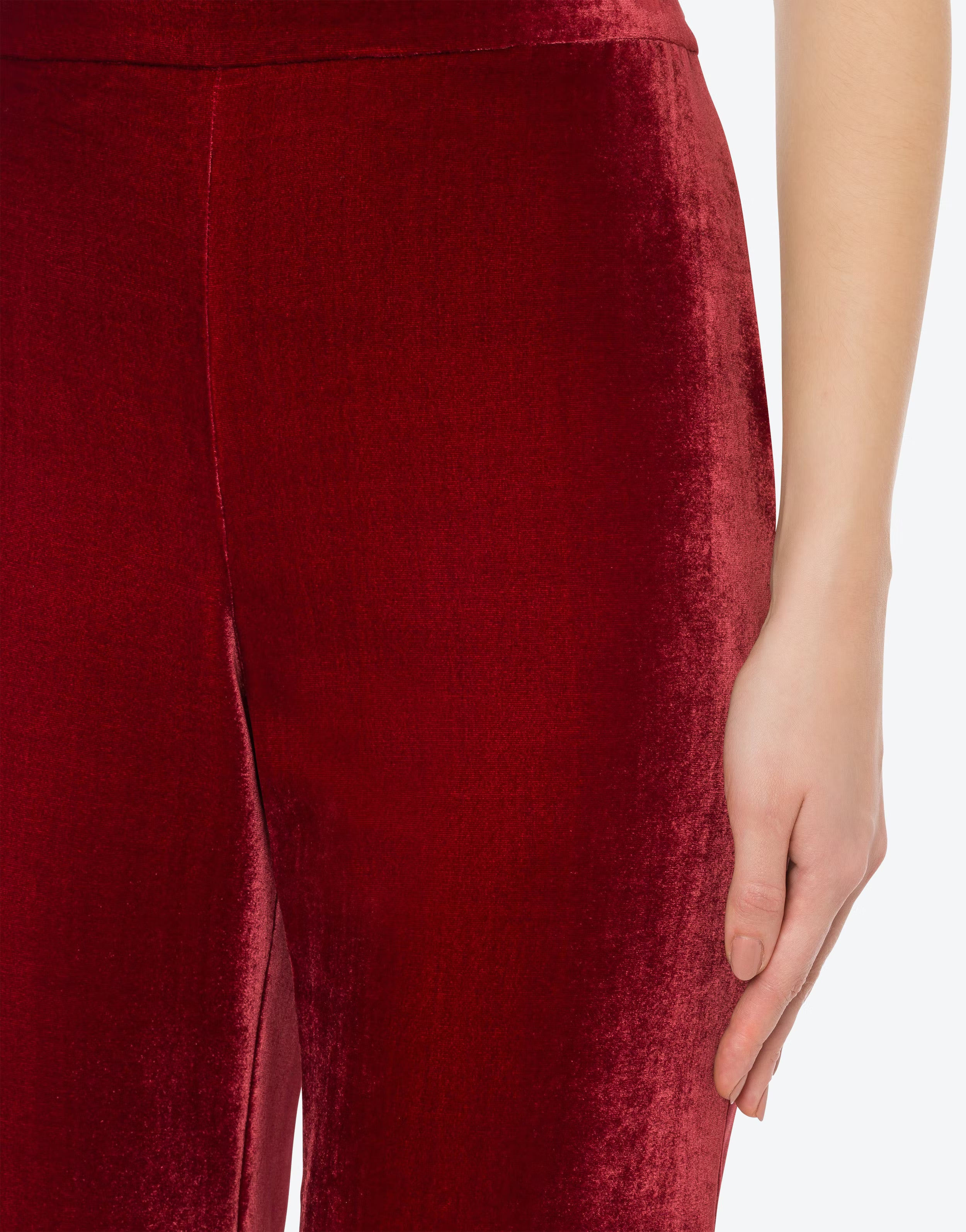 מכנסי קטיפה מקולקציית Boutique MOSCHINO הרכב: 82% ויסקוזה, 18% משיהדוגמנית בגובה 1.79 ולובשת מידה 40 איטלקית