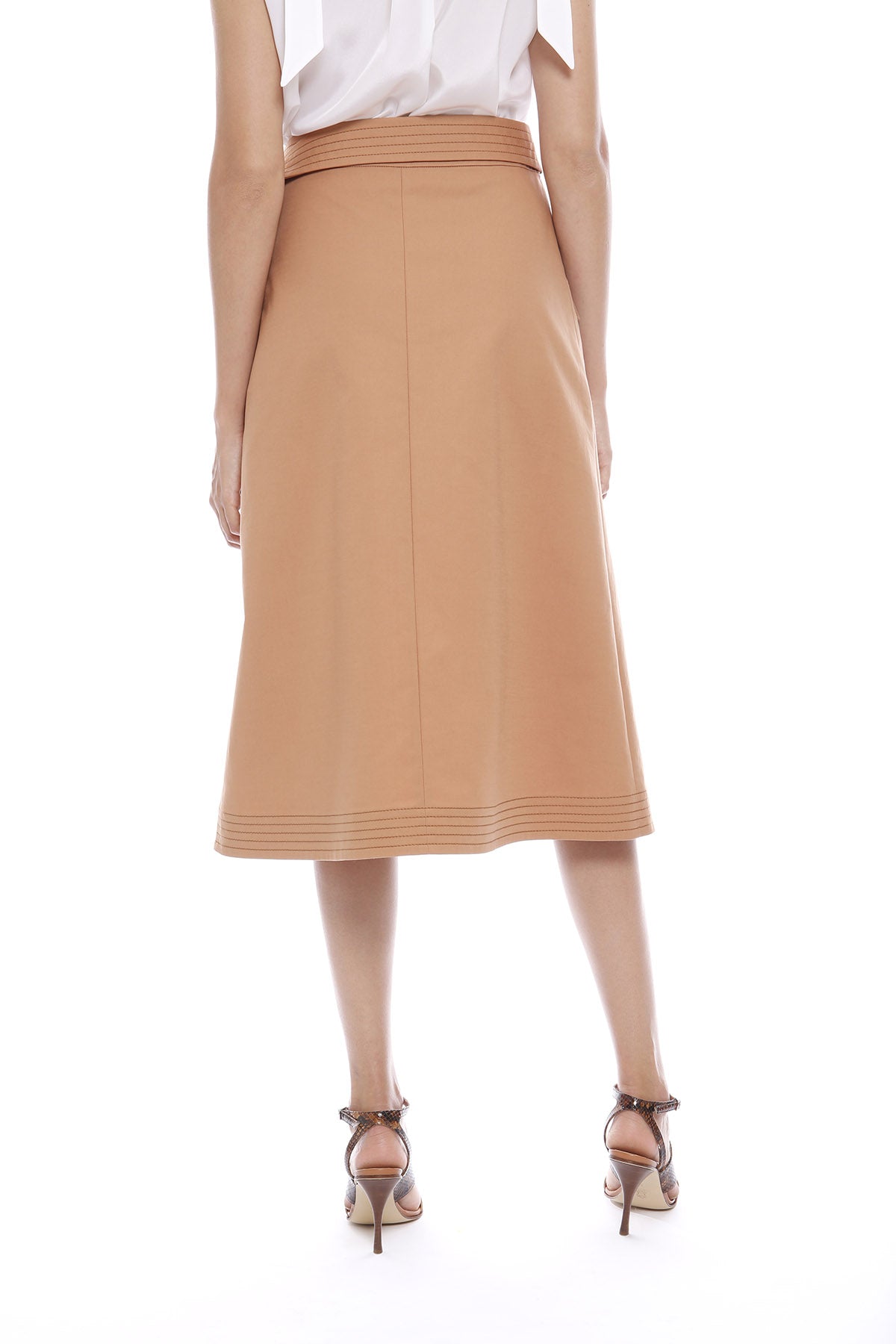 חצאית מידי עם כיס וחגורת מותןהרכב: 95% כותנה, 5% אלסטןהדוגמנית בגובה 1.76 ולובשת מידה 42 איטלקית