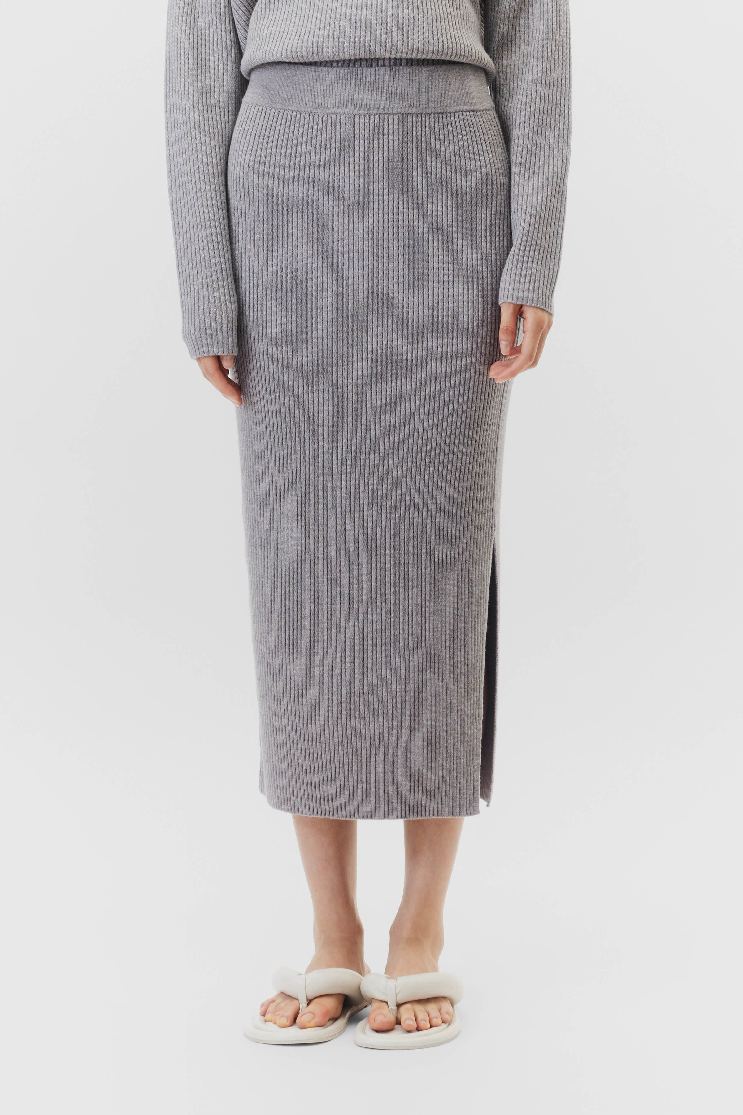 חצאית מידי בגזרה צמודה עם שסע בצדהרכב: 100% צמר וירג'יןהדוגמנית בגובה 1.75 ולובשת מידה S