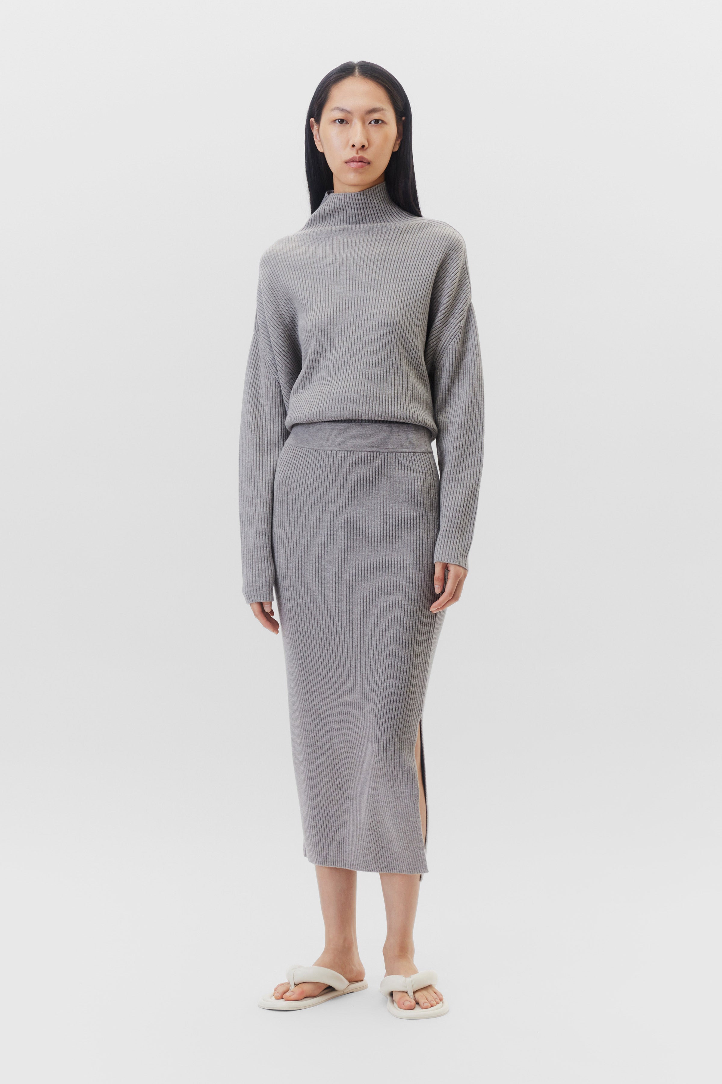 חצאית מידי בגזרה צמודה עם שסע בצדהרכב: 100% צמר וירג'יןהדוגמנית בגובה 1.75 ולובשת מידה S