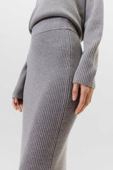 חצאית 100% צמר וירג'ין בגזרה צמודה גבוהה אורך מידי עם שסע בצד