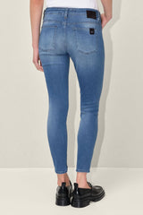 ג'ינס סקיני בגזרה נמוכה