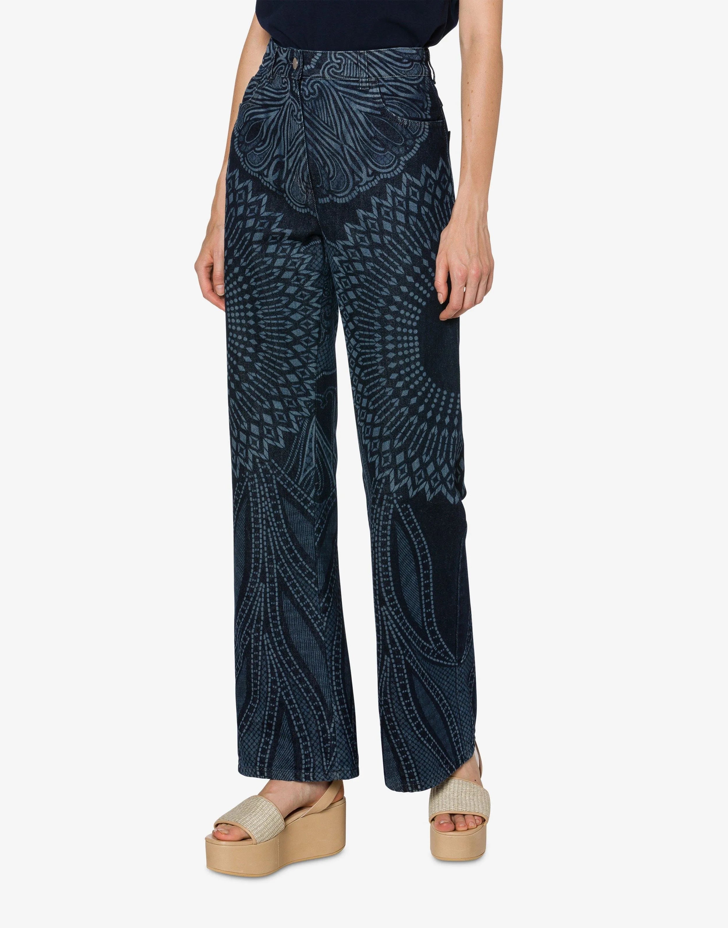 מכנסי ג'ינס מתרחבים בגזרה גבוהה עם פרינטהרכב: 100% כותנההדוגמנית בגובה 1.76 ולובשת מידה 42 איטלקית