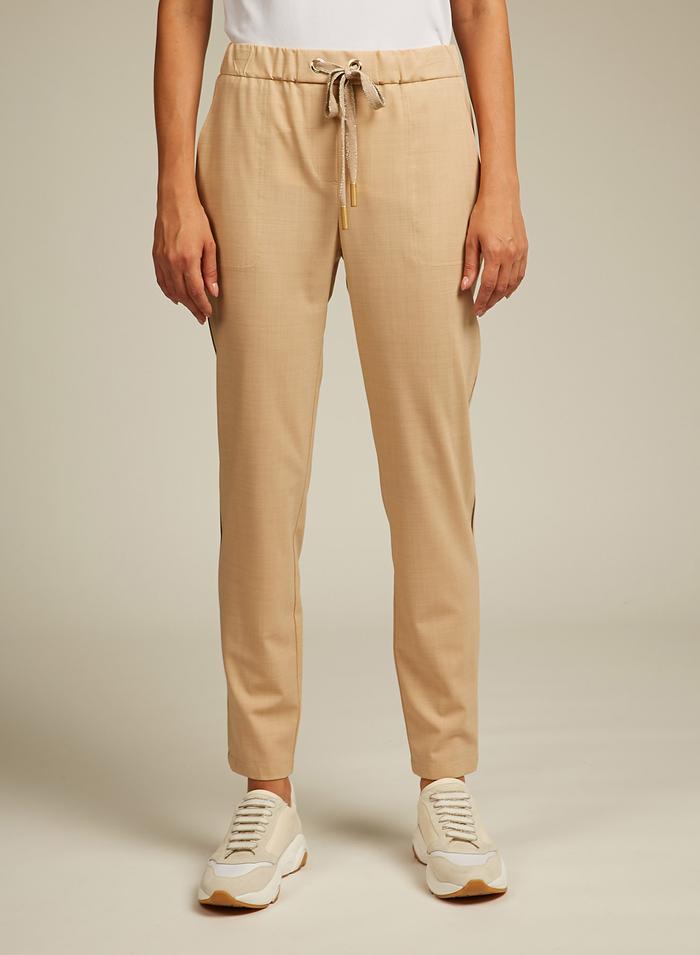 מכנסי צמר בסגנון ספורטיבי עם גומי במותןהרכב: 96% צמר, 4% אלסטןהדוגמנית בגובה 1.75 ולובשת מידה 42 איטלקית