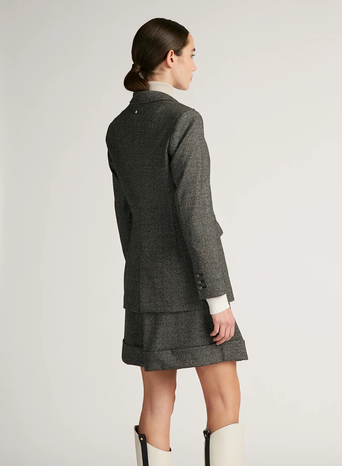 בלייזר מחוייט סינגל ברסטהרכב: 96% צמר וירג'ין, 2% אלסטן, 2% פוליאמידהדוגמנית בגובה 1.75 ולובשת מידה 42 איטלקית