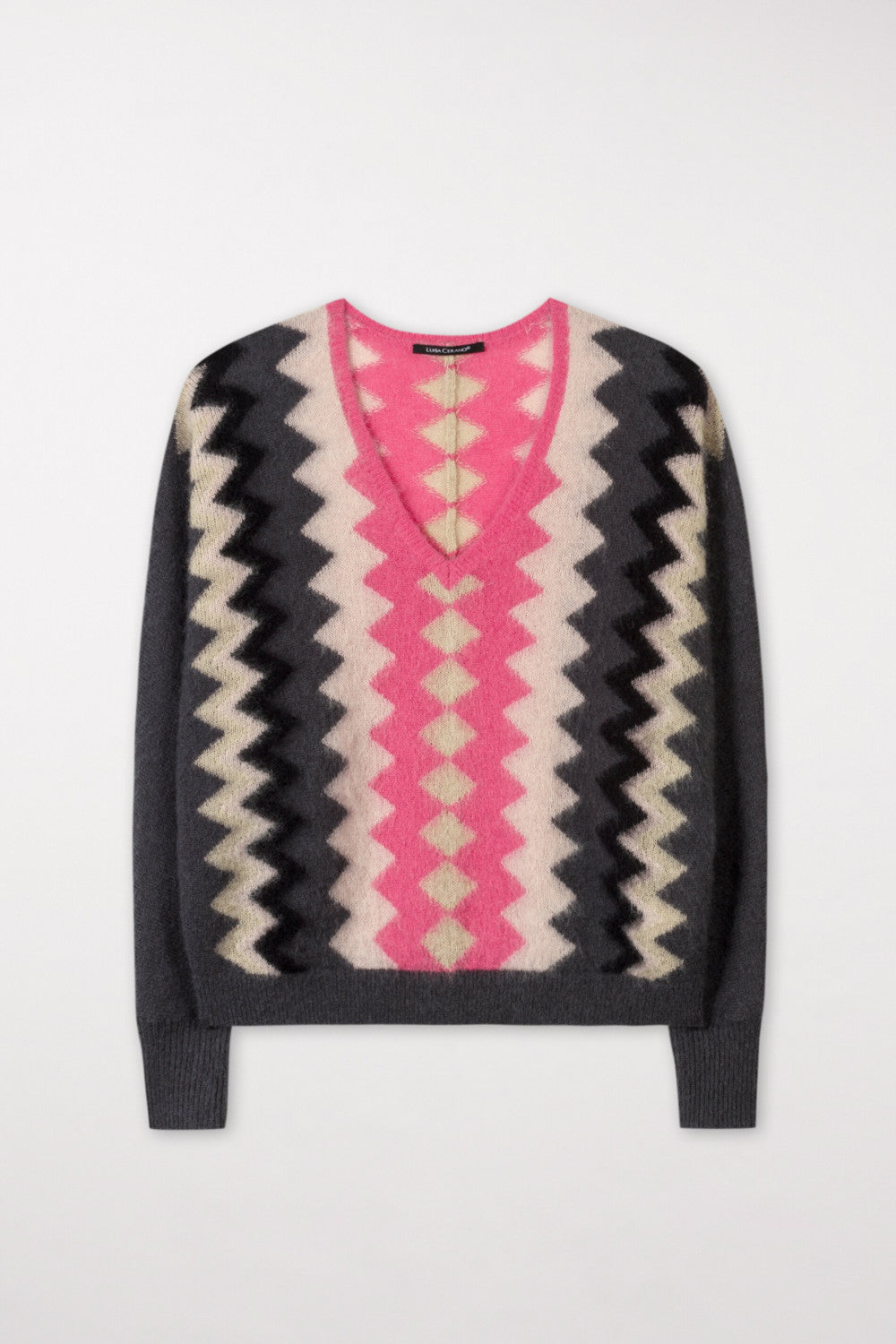 סריג עם הדפס גרפי, צווארון במפתח Vהרכב: 45% מוהיר, 36% פוליאמיד, 19% צמרהדוגמנית בגובה 1.75 ולובשת מידה 36 אירופאית